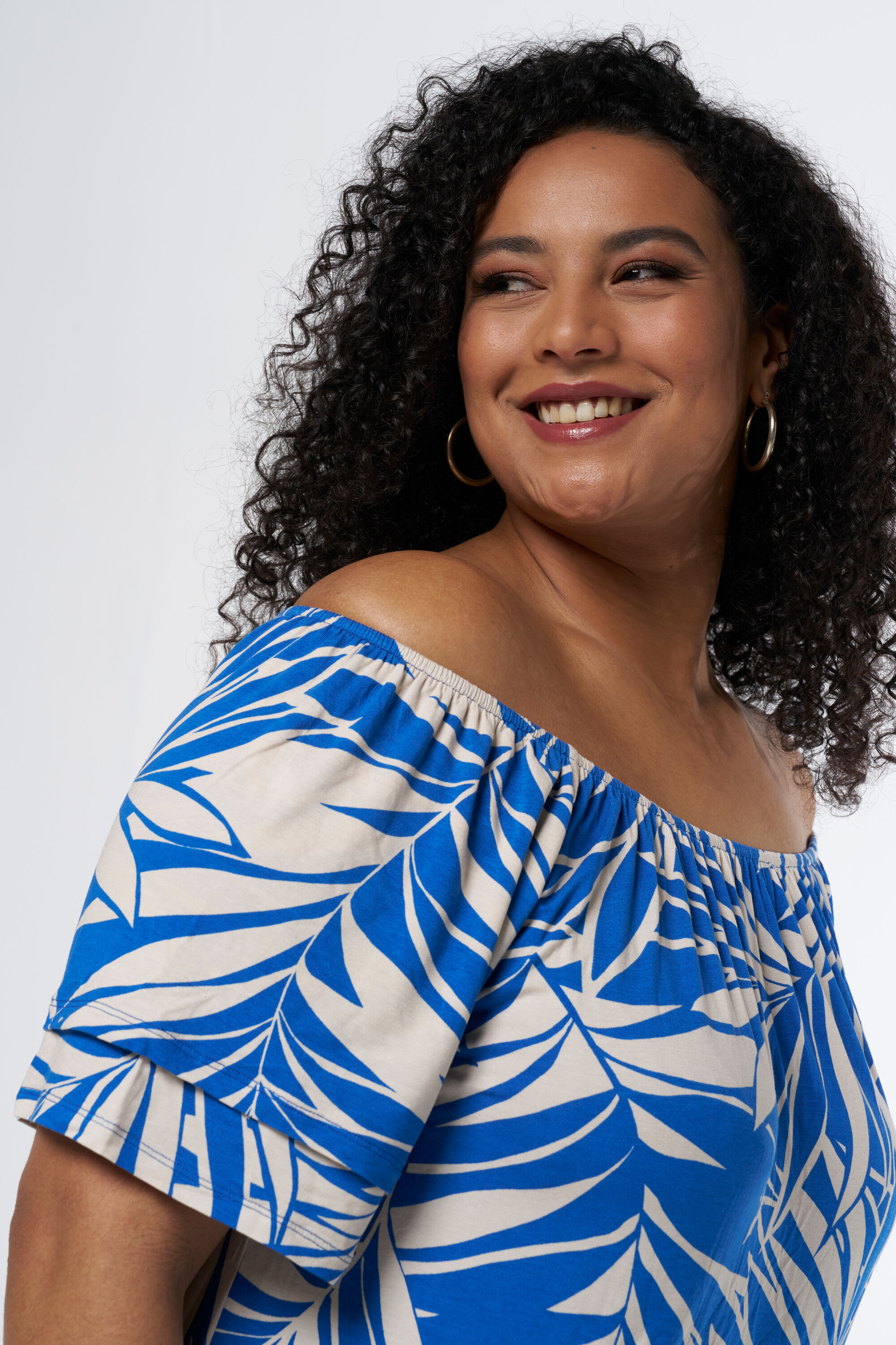 Robe &agrave; &eacute;paules ajour&eacute;es image number 4