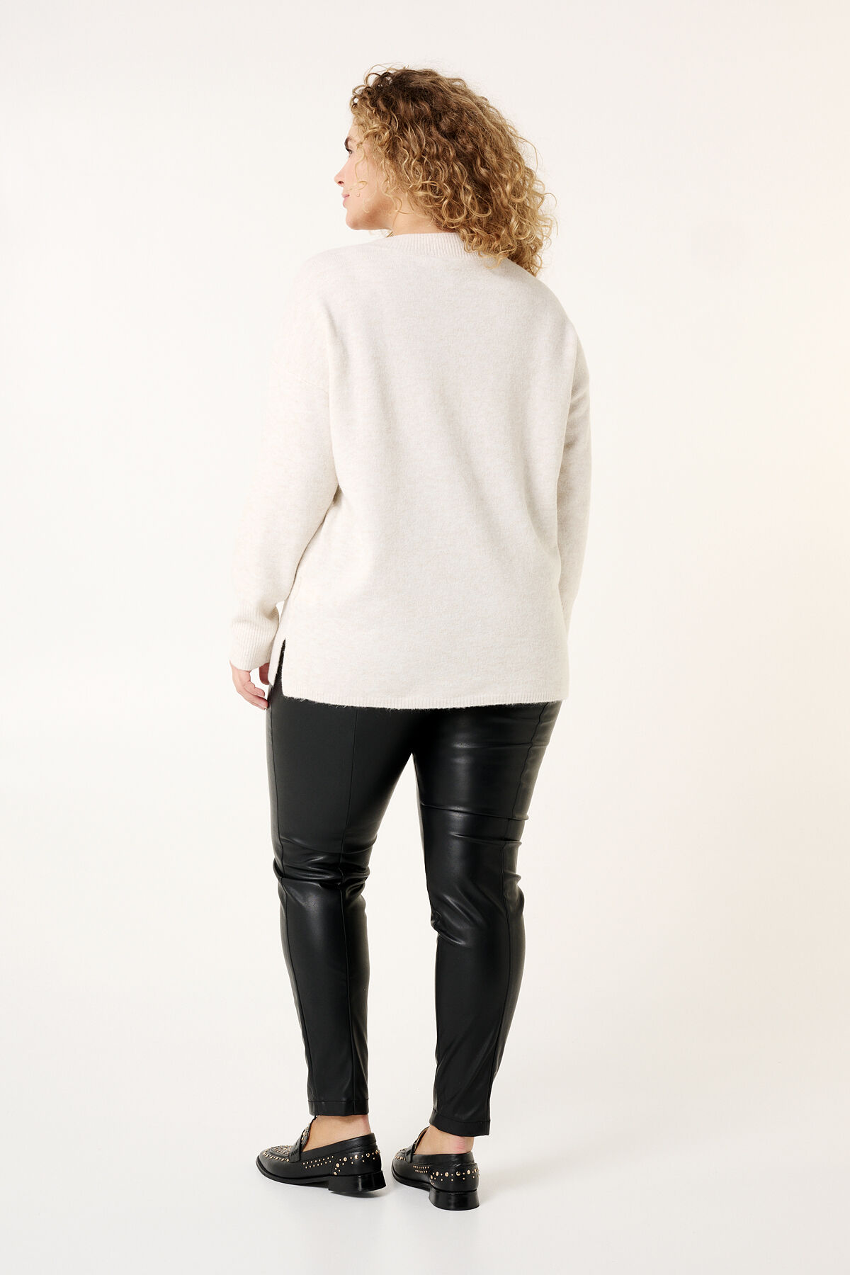 Pull en maille fine &agrave; col en V image number 3