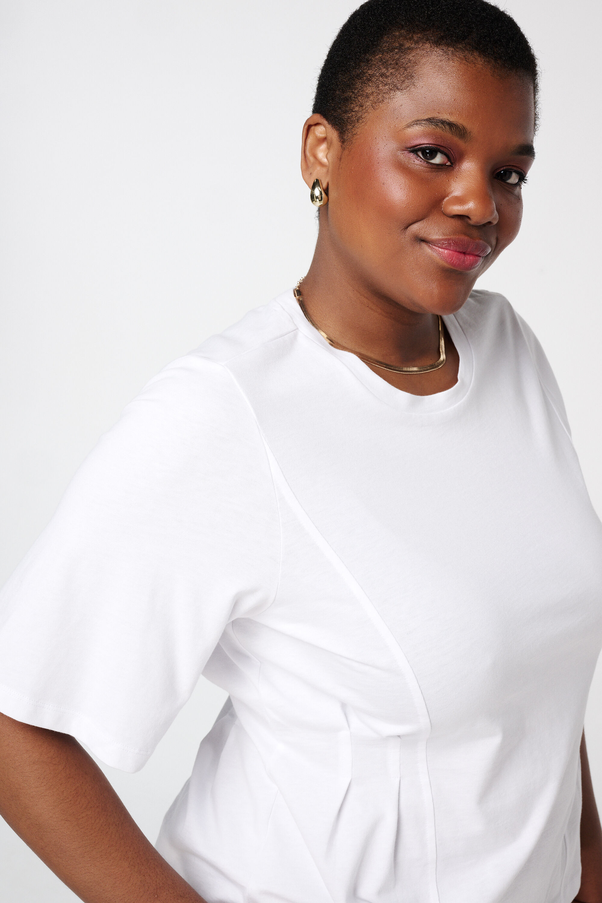 Top ajust&eacute; avec d&eacute;tails de plis et coutures partielles image number 4