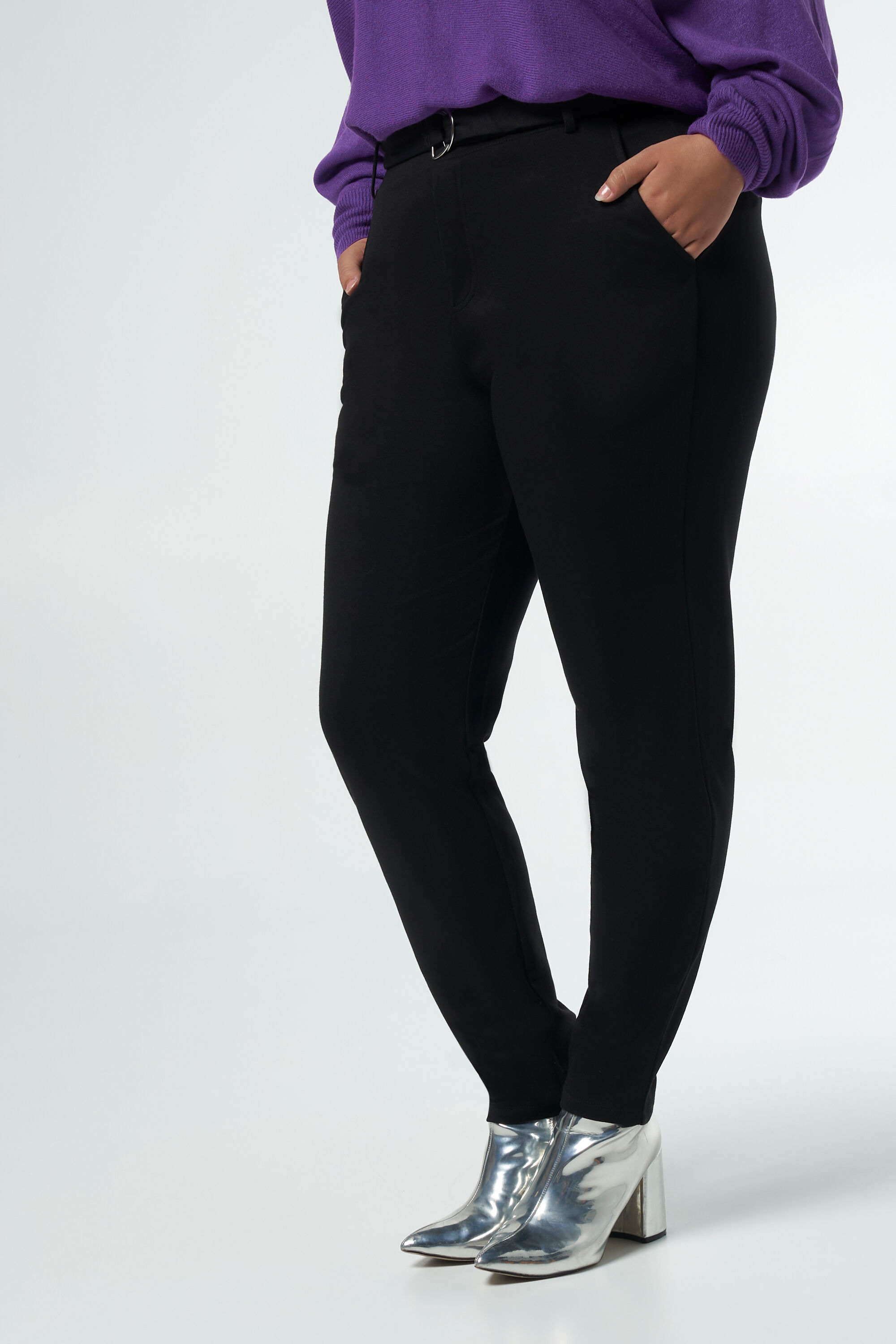 Pantalon avec une ceinture image number 5