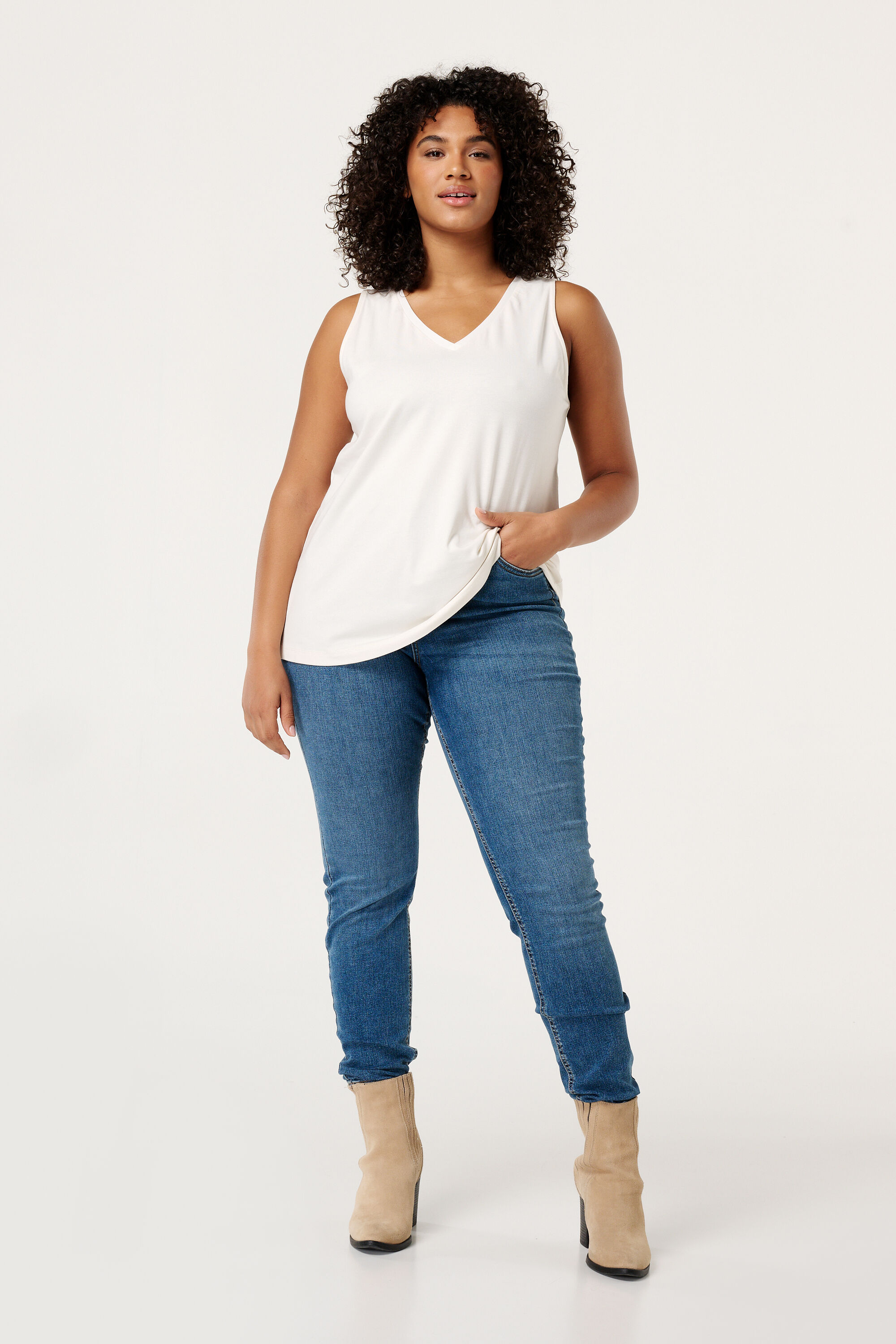 Haut sans manches avec col en V image number 5