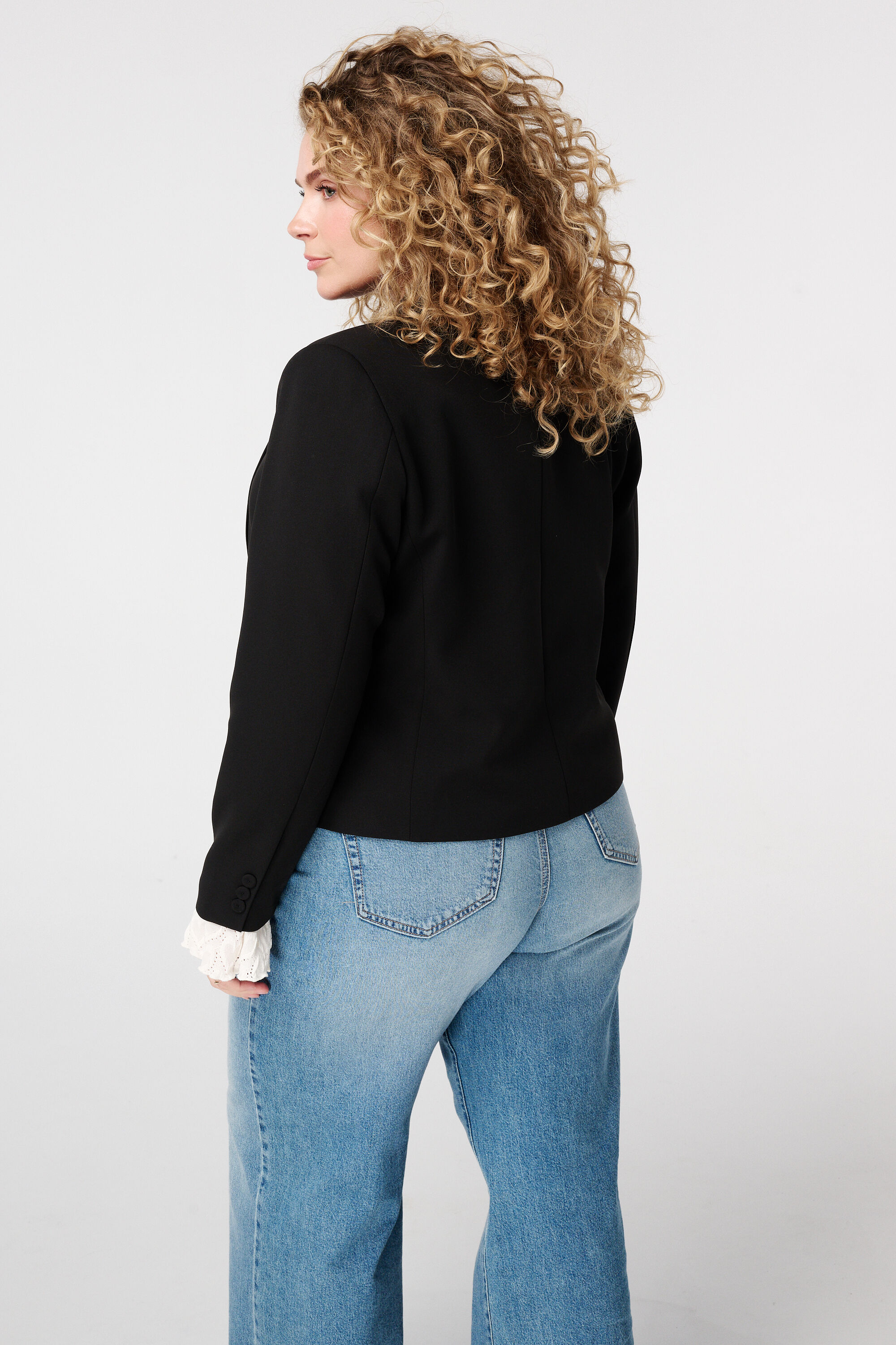 Blazer court image number 3