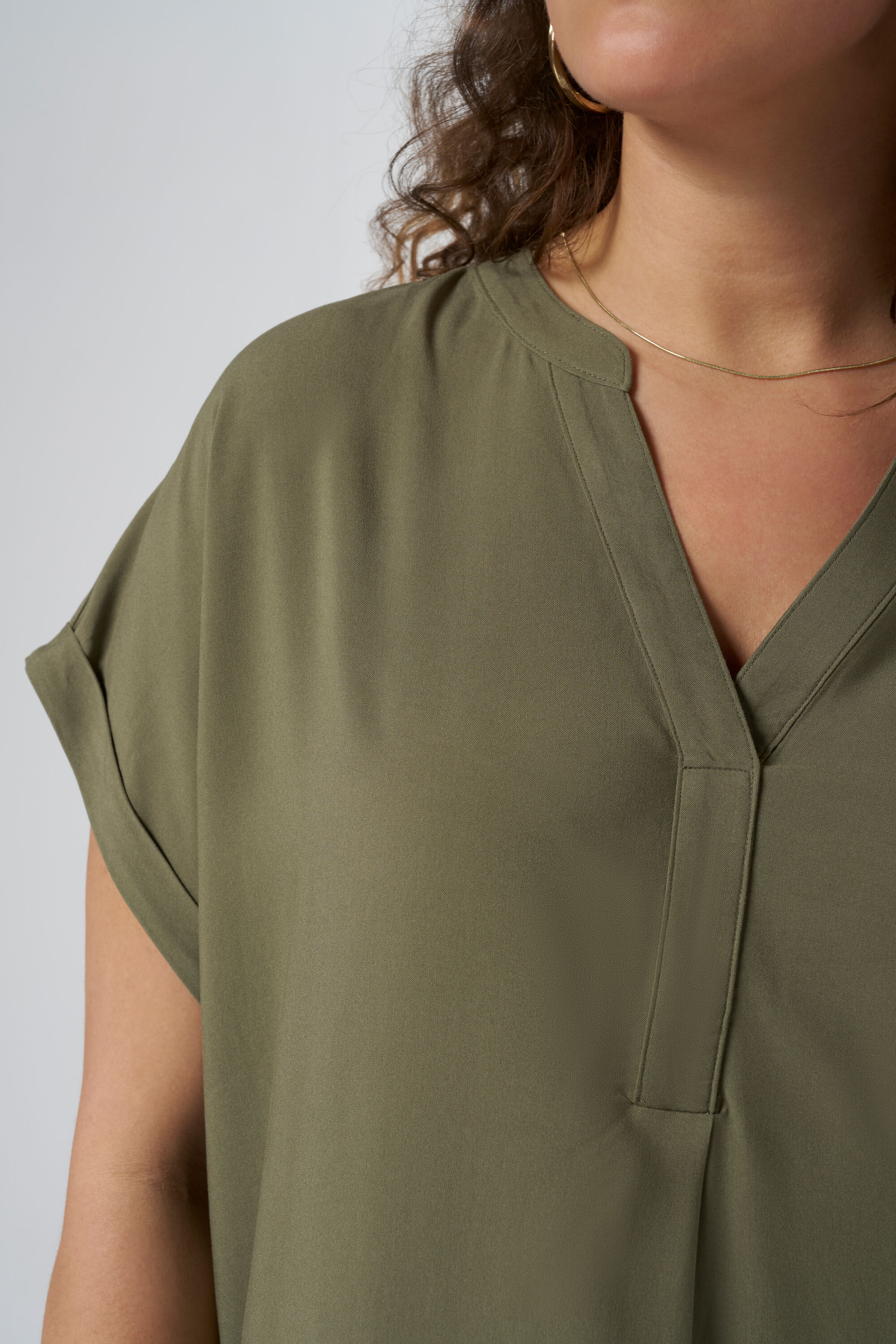 Robe ample avec col en V  image number 4