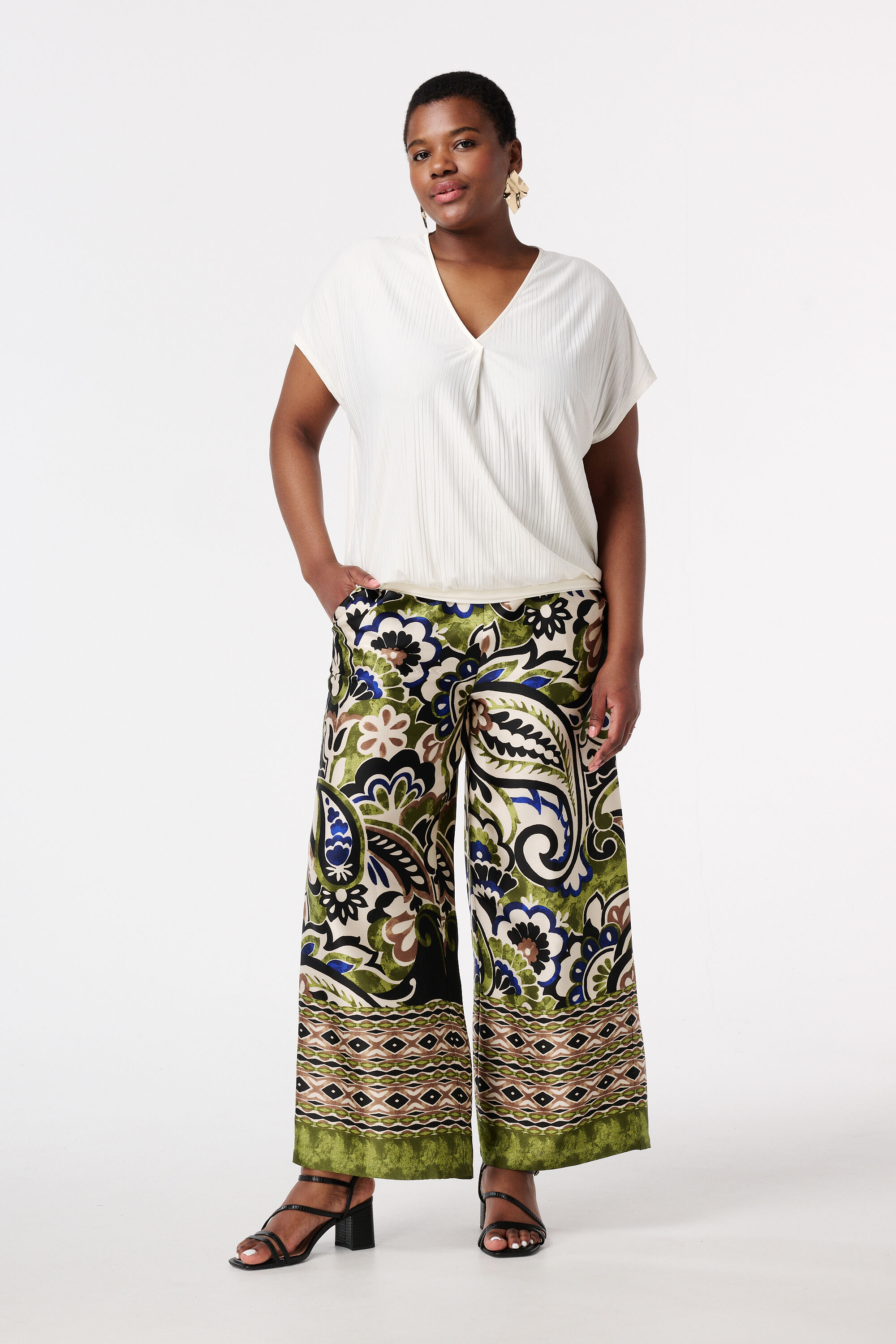 Haut textur&eacute; et col en V image number 5