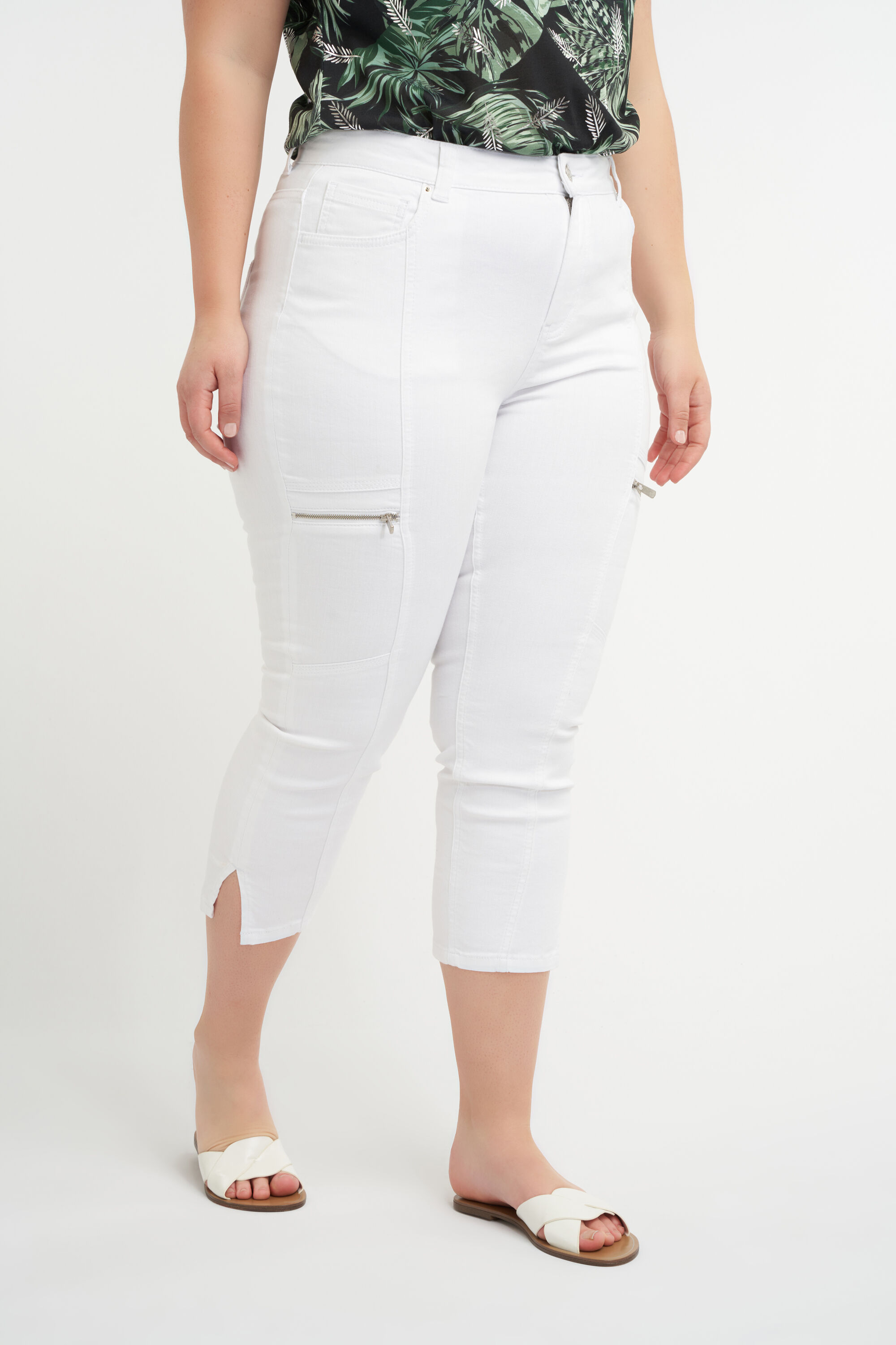 Pantalon court avec d&eacute;tails image number 4