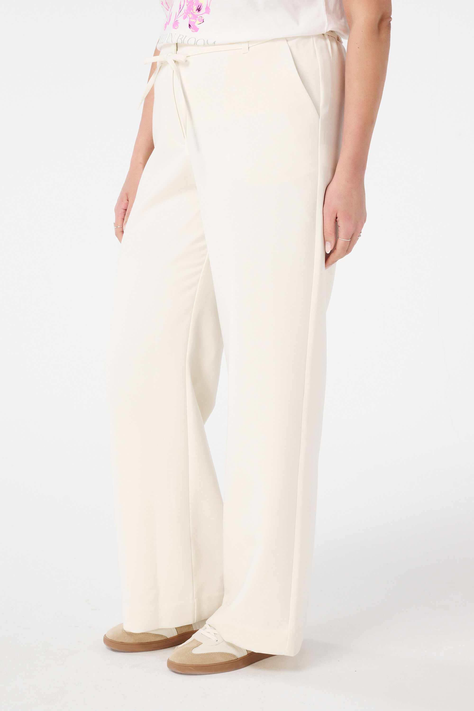 Pantalon avec cordon et jambes larges image number 5