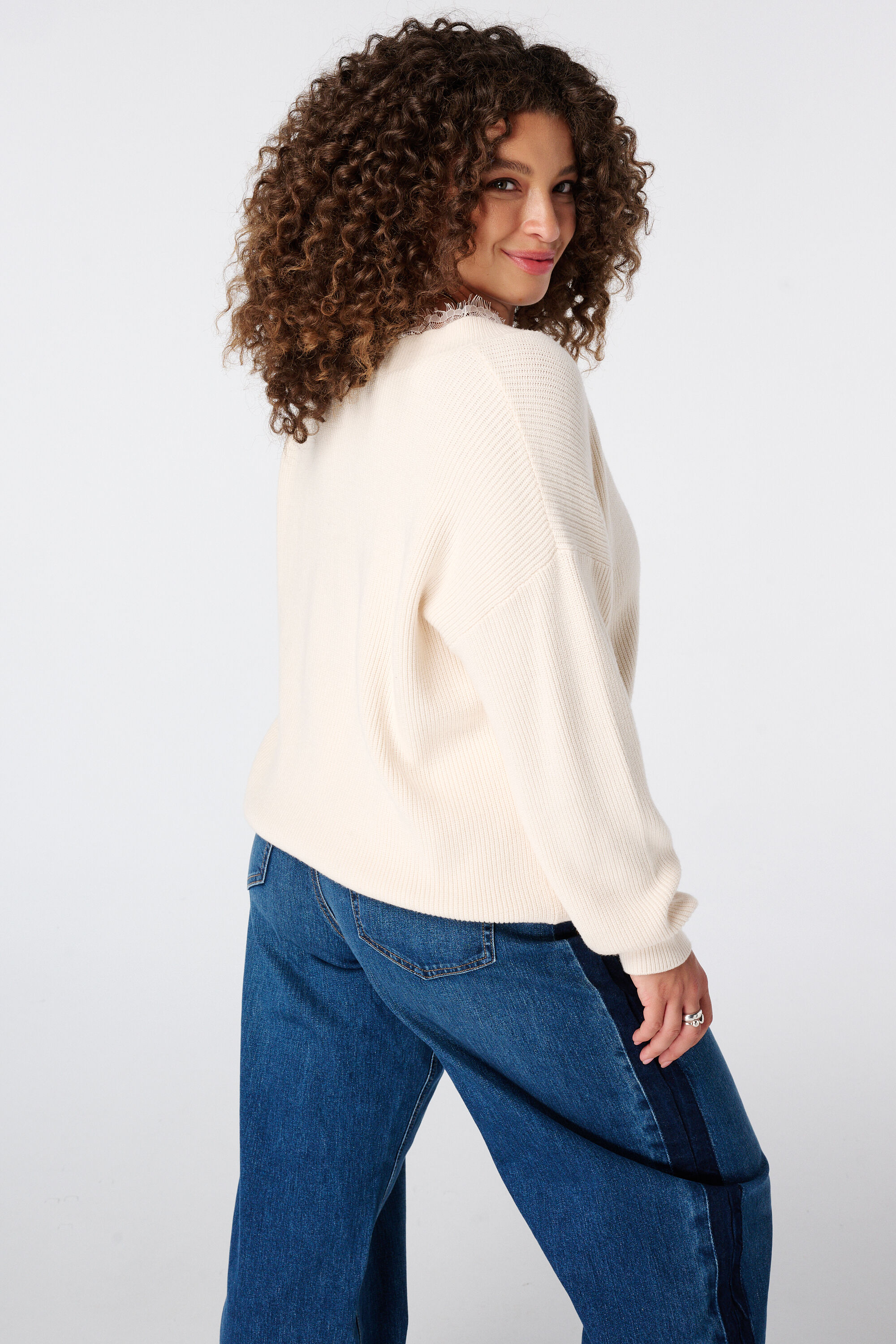 Pull &agrave; col en V avec dentelle image number 3