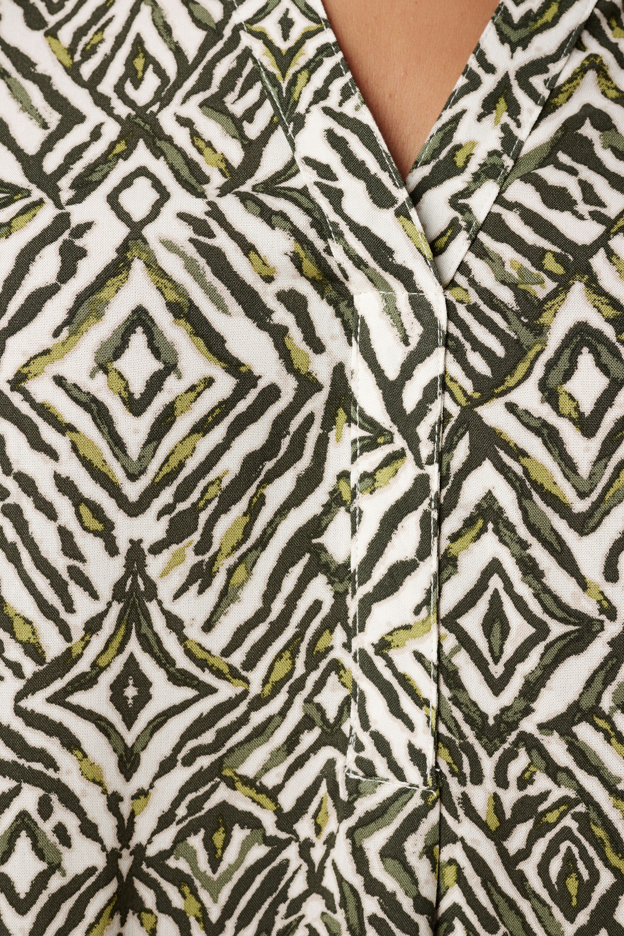 Haut avec col en V et &agrave; imprim&eacute; image number 6