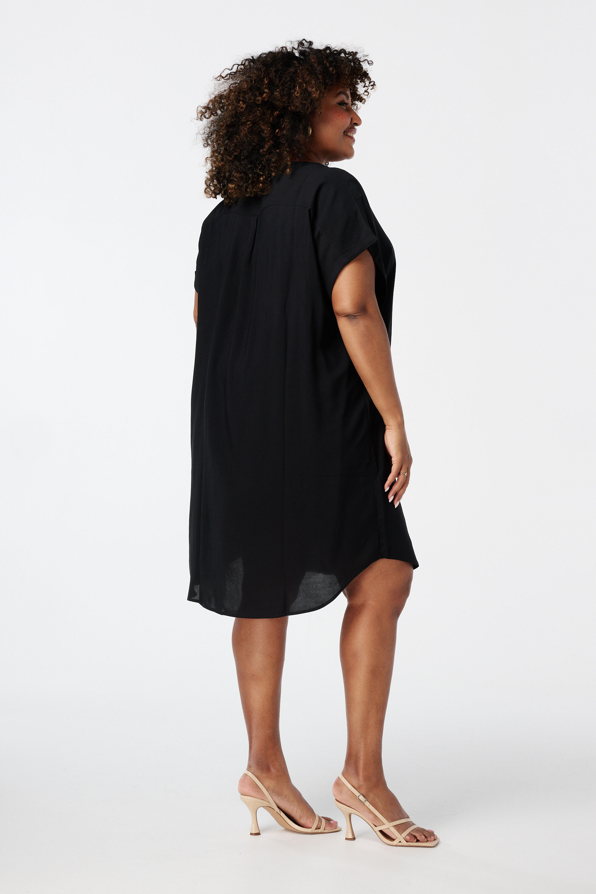 Robe ample avec col en V  image number 3