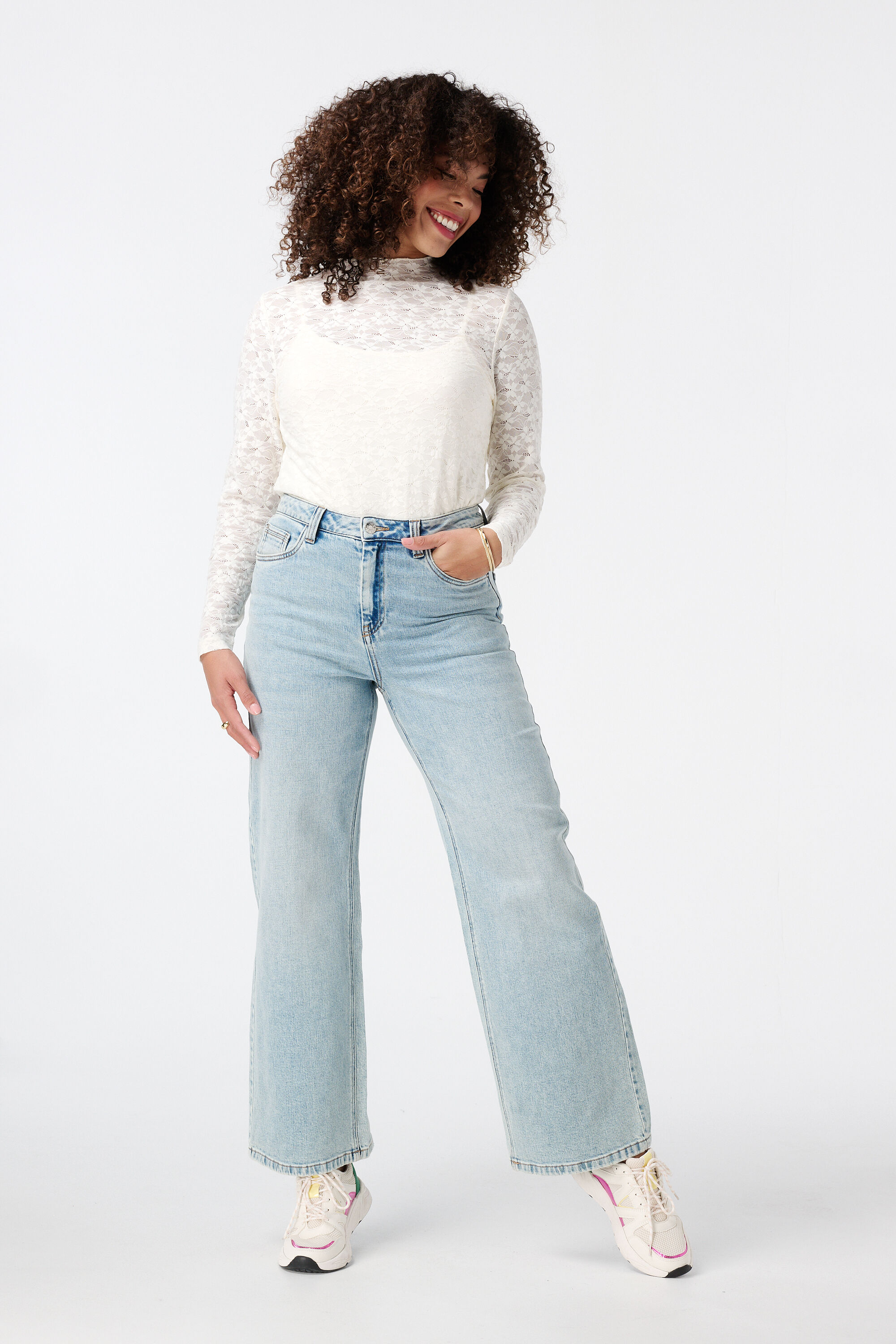 Haut en dentelle avec col ferm&eacute; image number 5