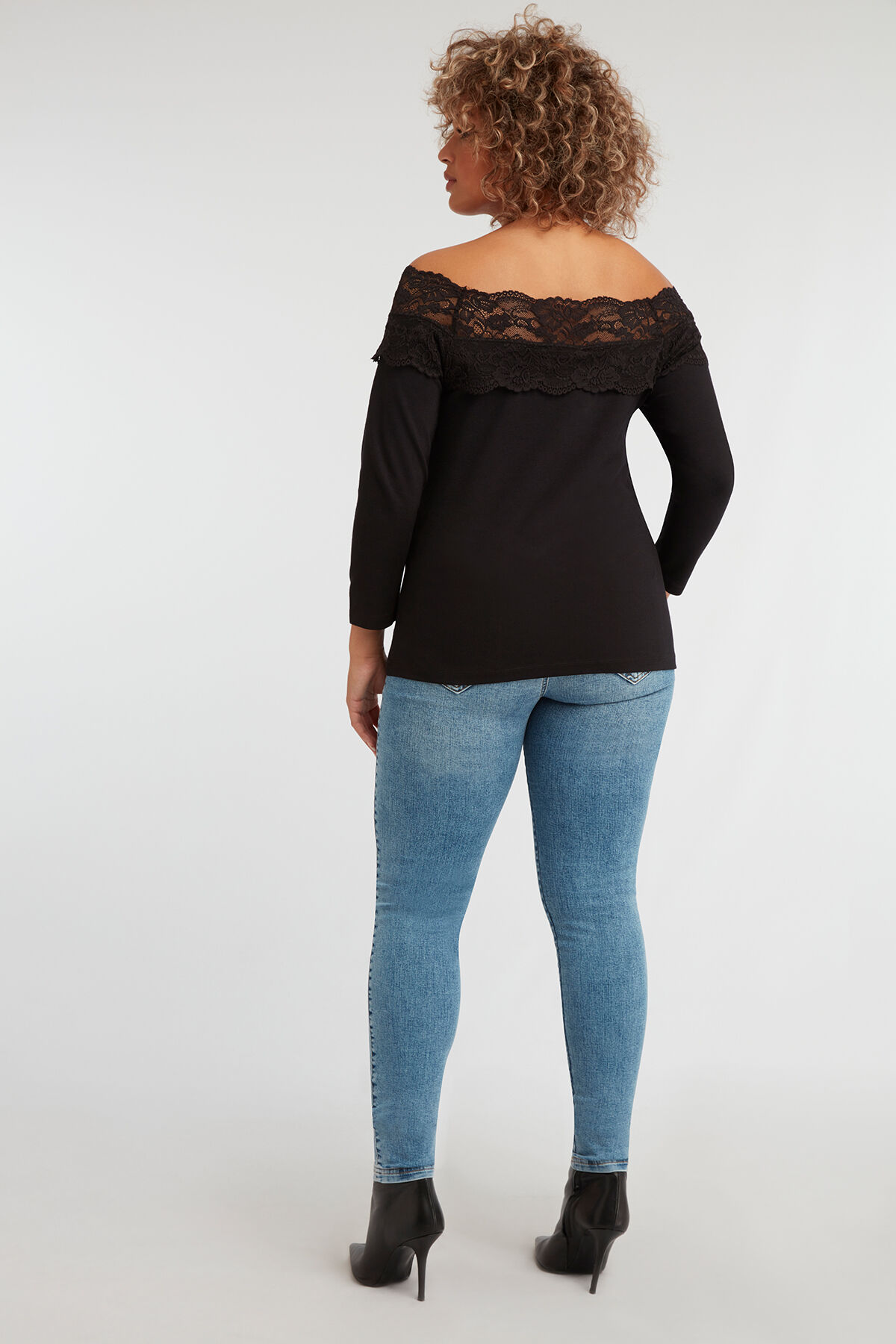 Haut bord&eacute; de dentelle image number 4