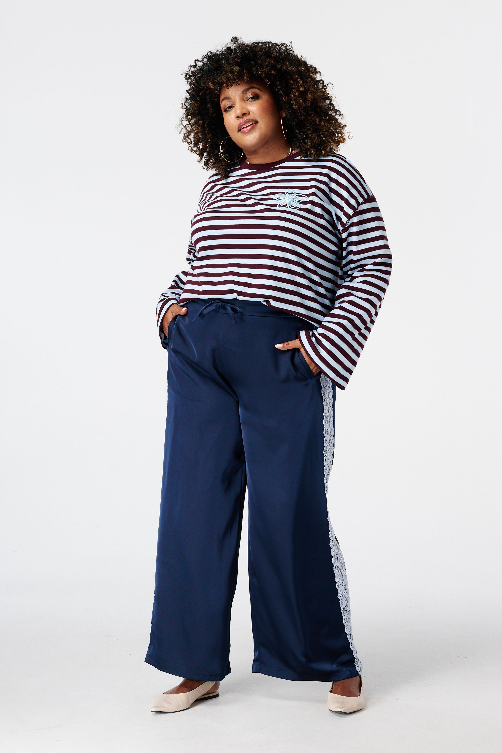 Pantalon avec d&eacute;tails en dentelle sur les c&ocirc;t&eacute;s