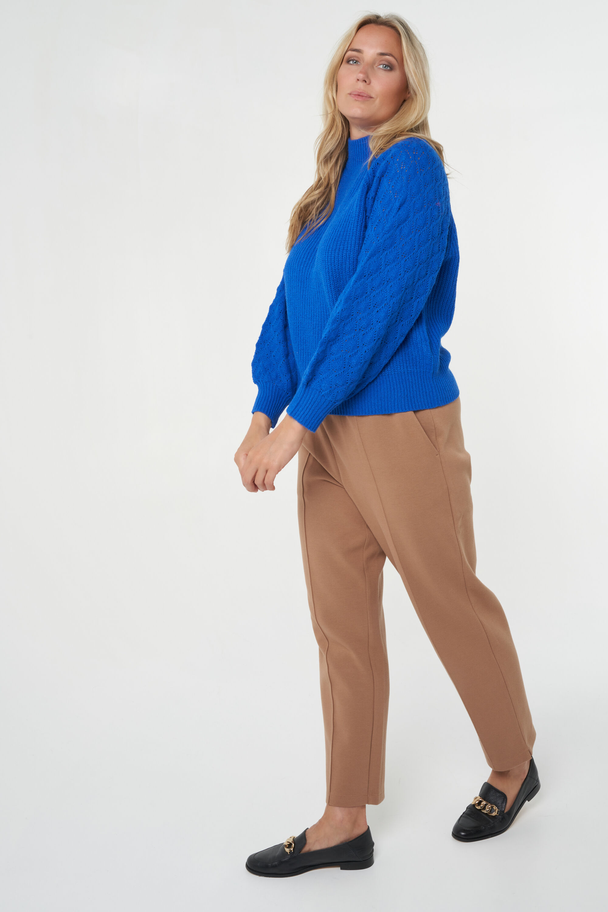 Pull ample avec col roul&eacute; et motif image number 5