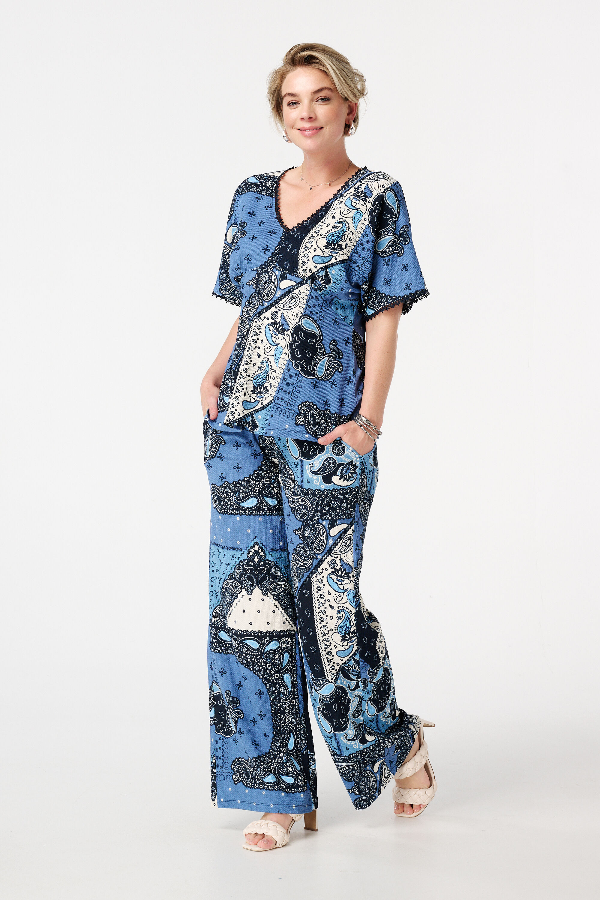 Haut &agrave; imprim&eacute; et d&eacute;tails subtils image number 5