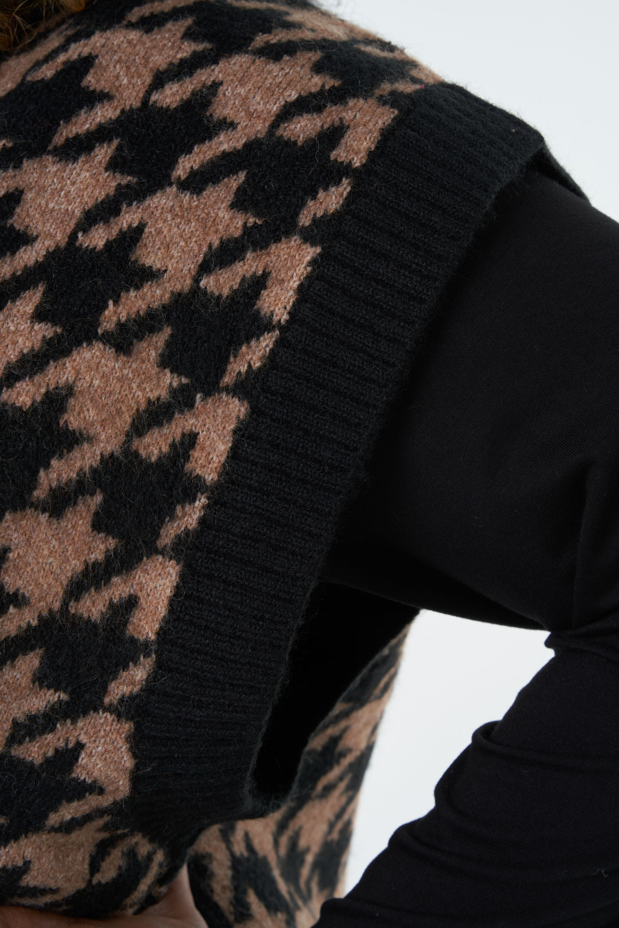 Spencer en maille avec col en V image number 4