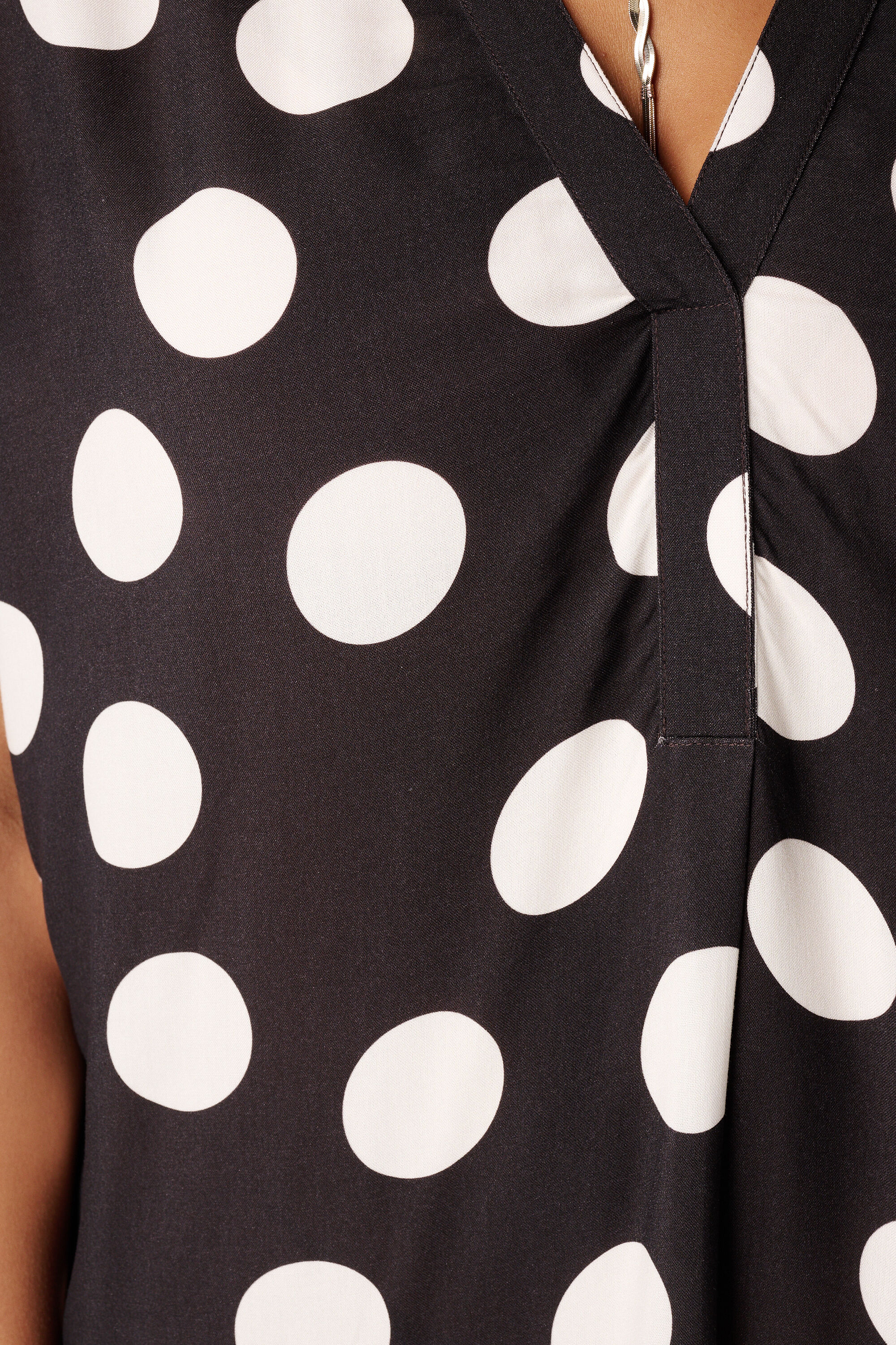 Robe &agrave; encolure en V image number 6