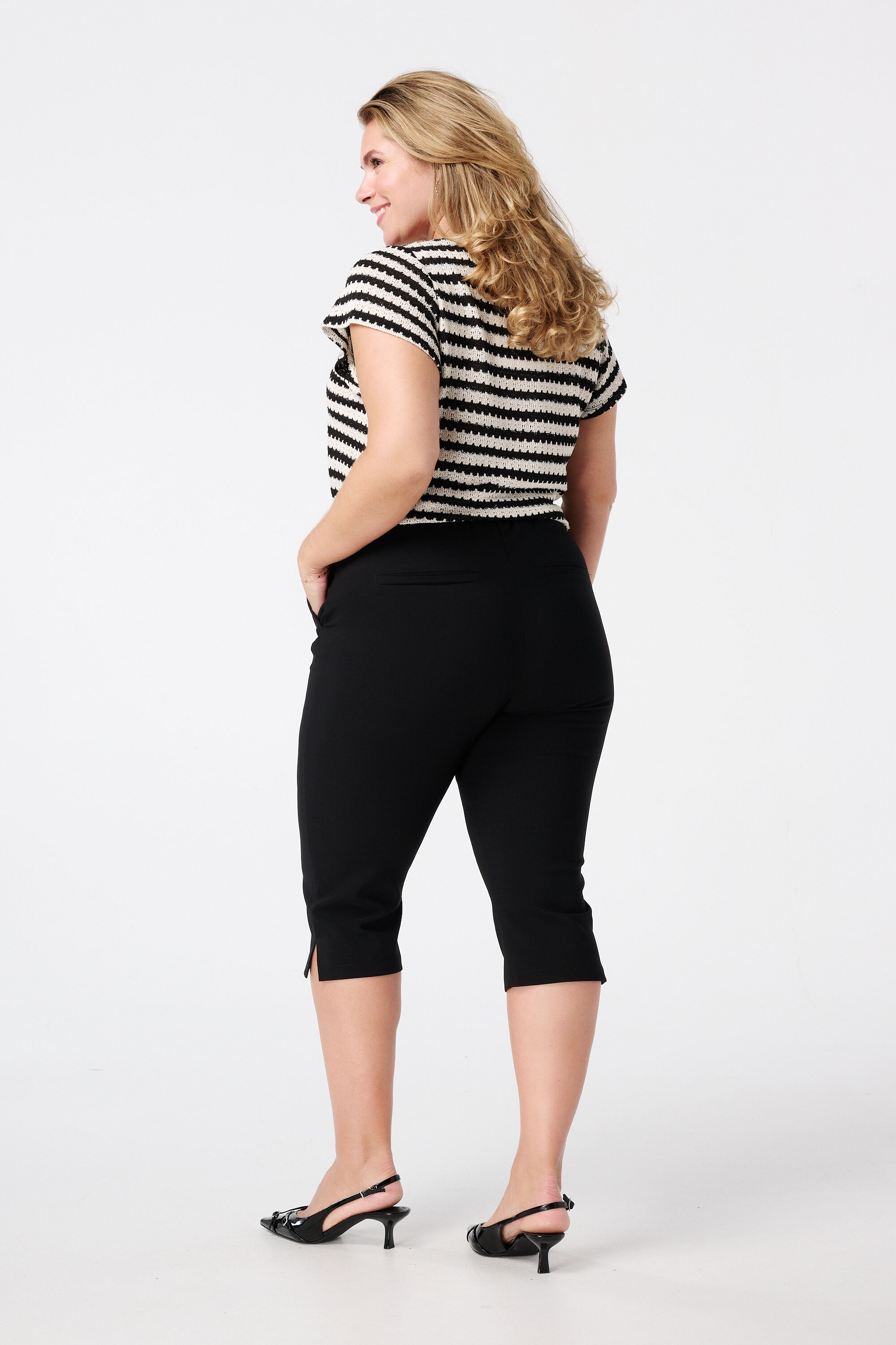 Pantacourt avec strass et fente image number 3