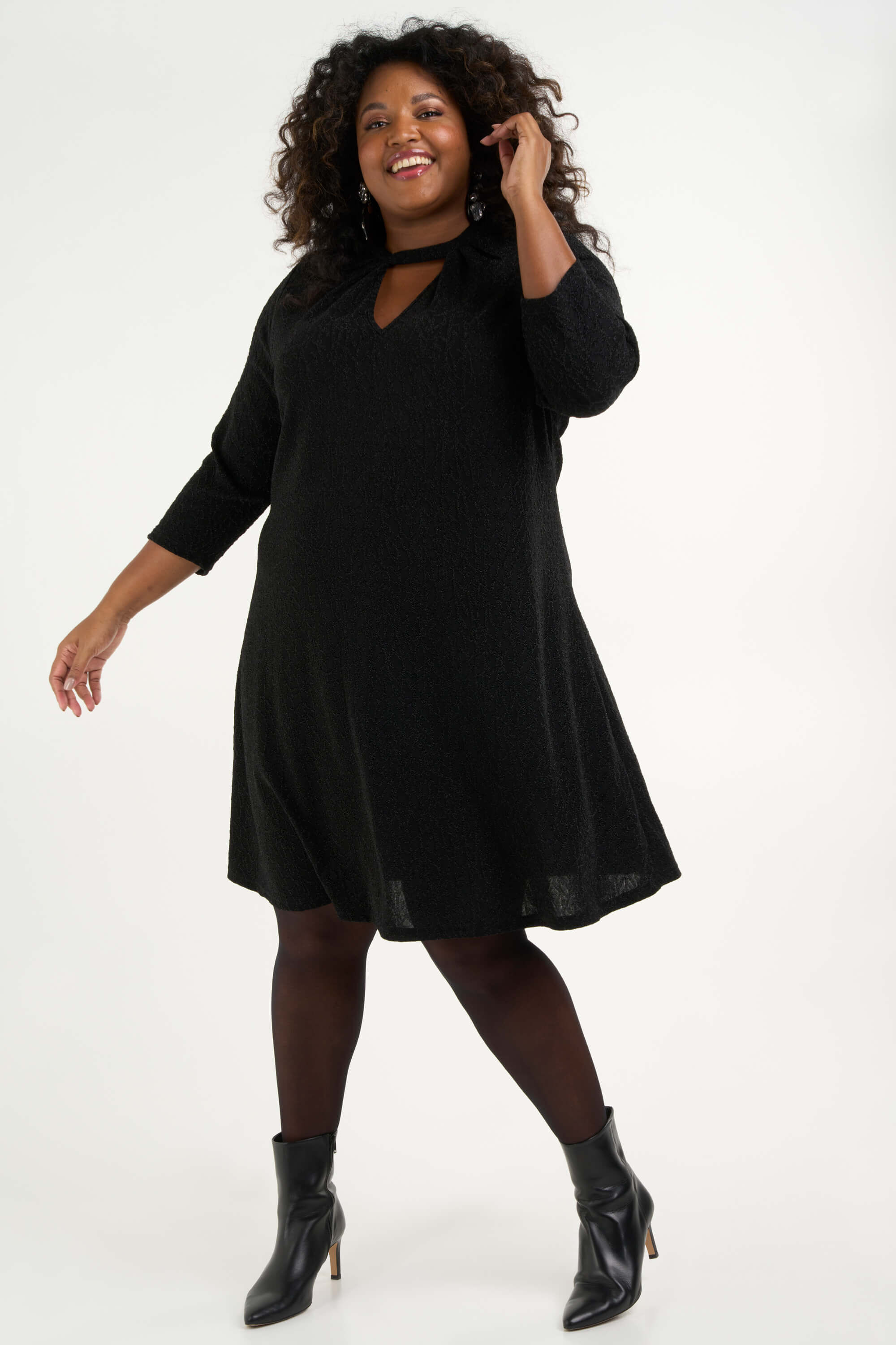 Robe avec d&eacute;tails &agrave; paillettes image number 7