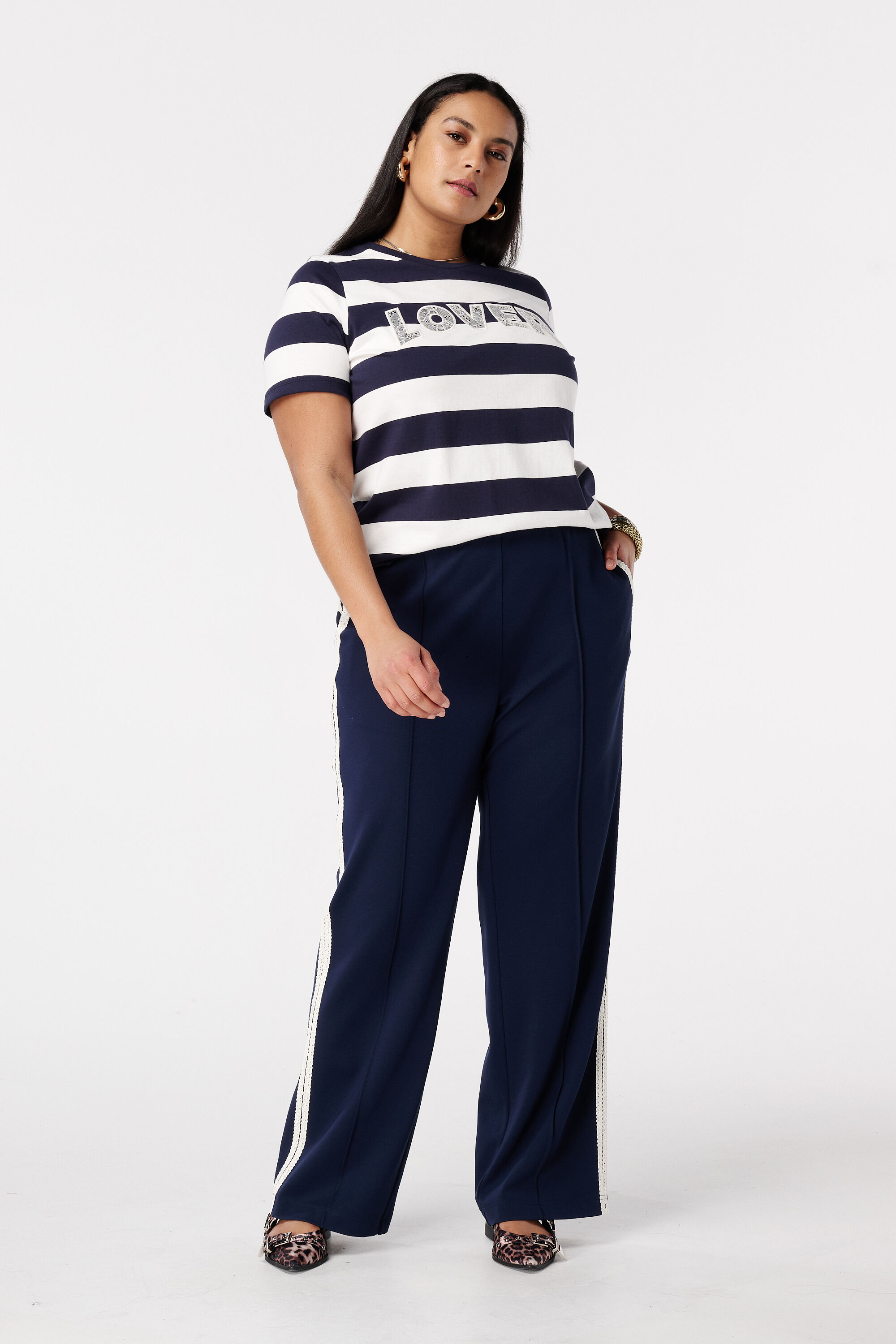 T-shirt ray&eacute; avec texte en dentelle image number 5