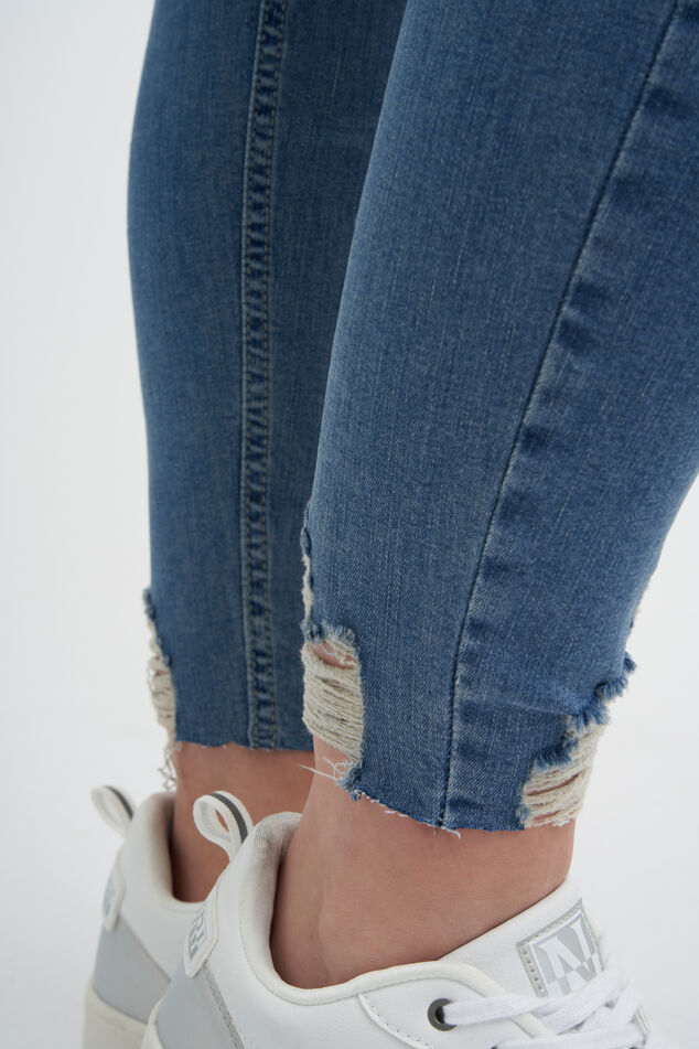 Jeans avec déchirures image number 4