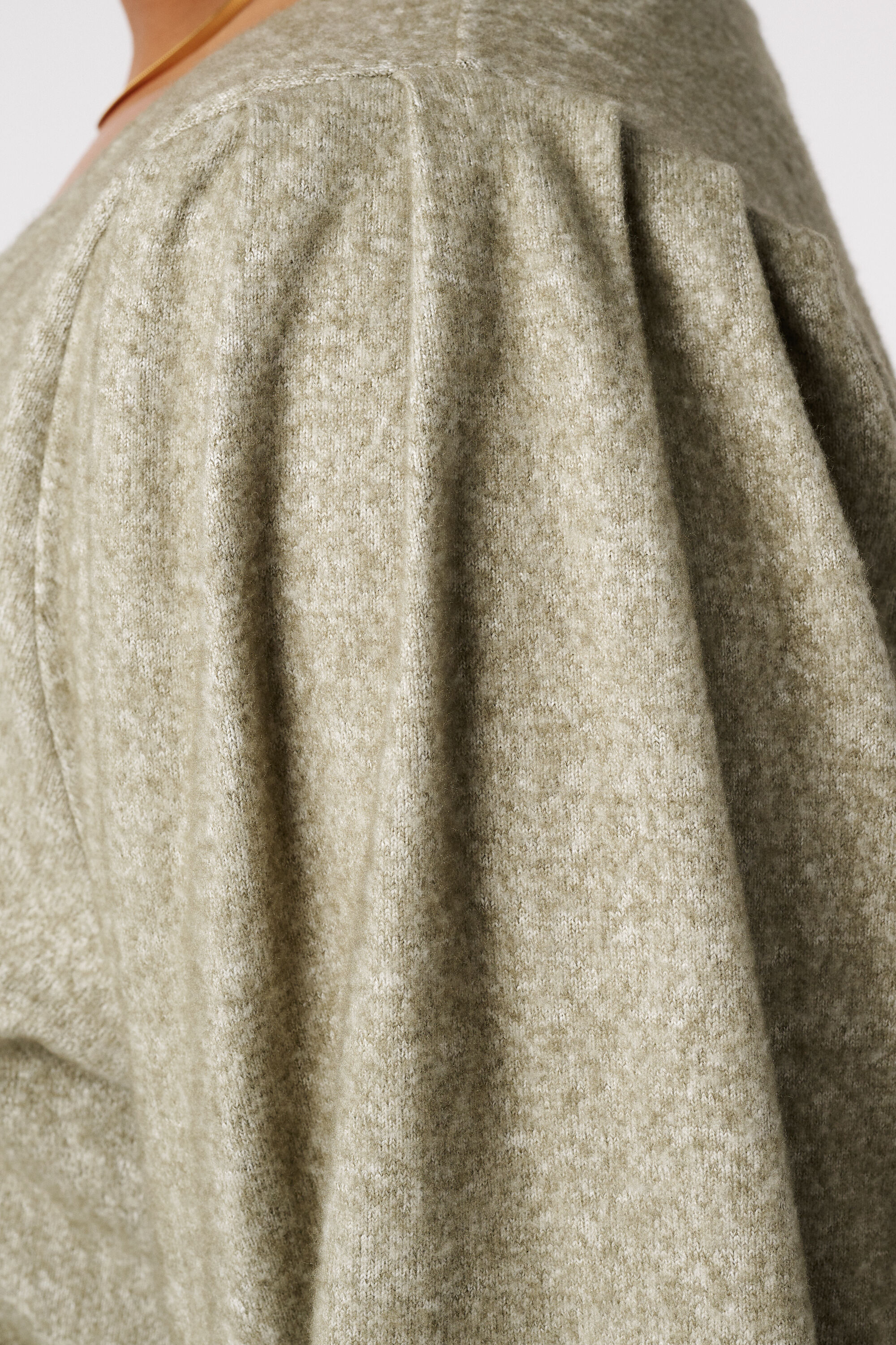 Pull finement tricot&eacute; &agrave; manches bouffantes image number 6