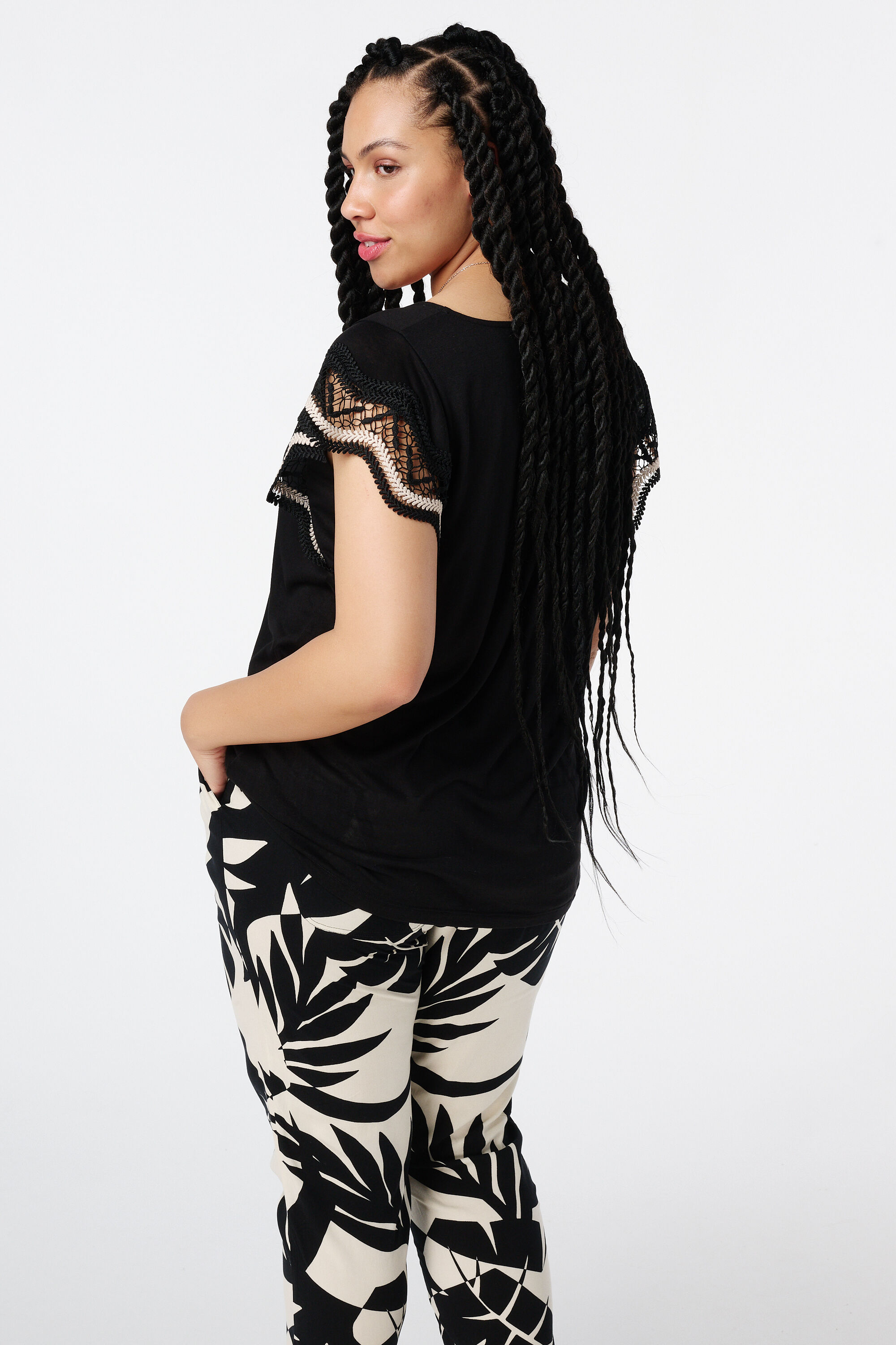 T-shirt avec des d&eacute;tails en crochet  image number 3