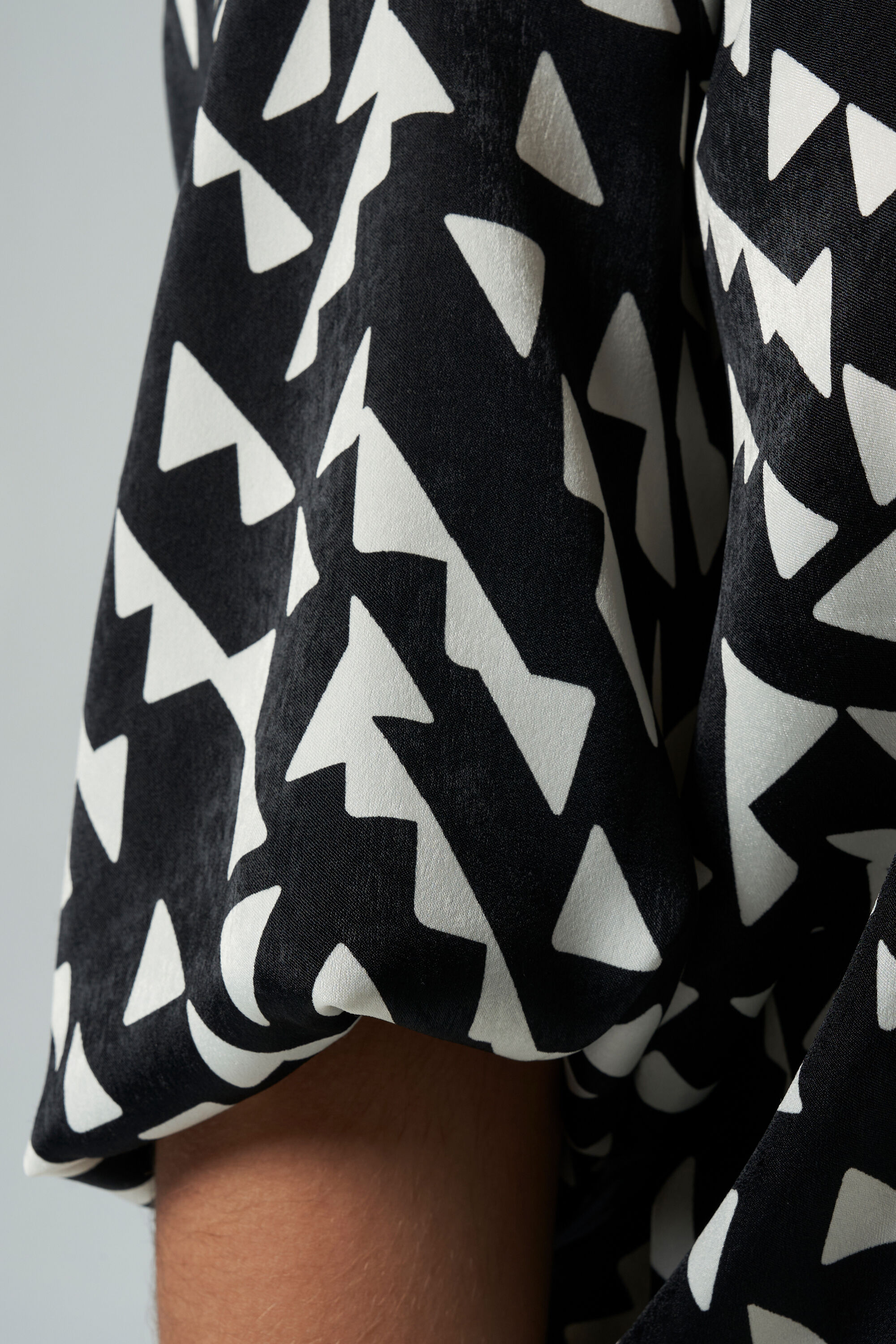 Haut avec aspect satin&eacute; image number 4