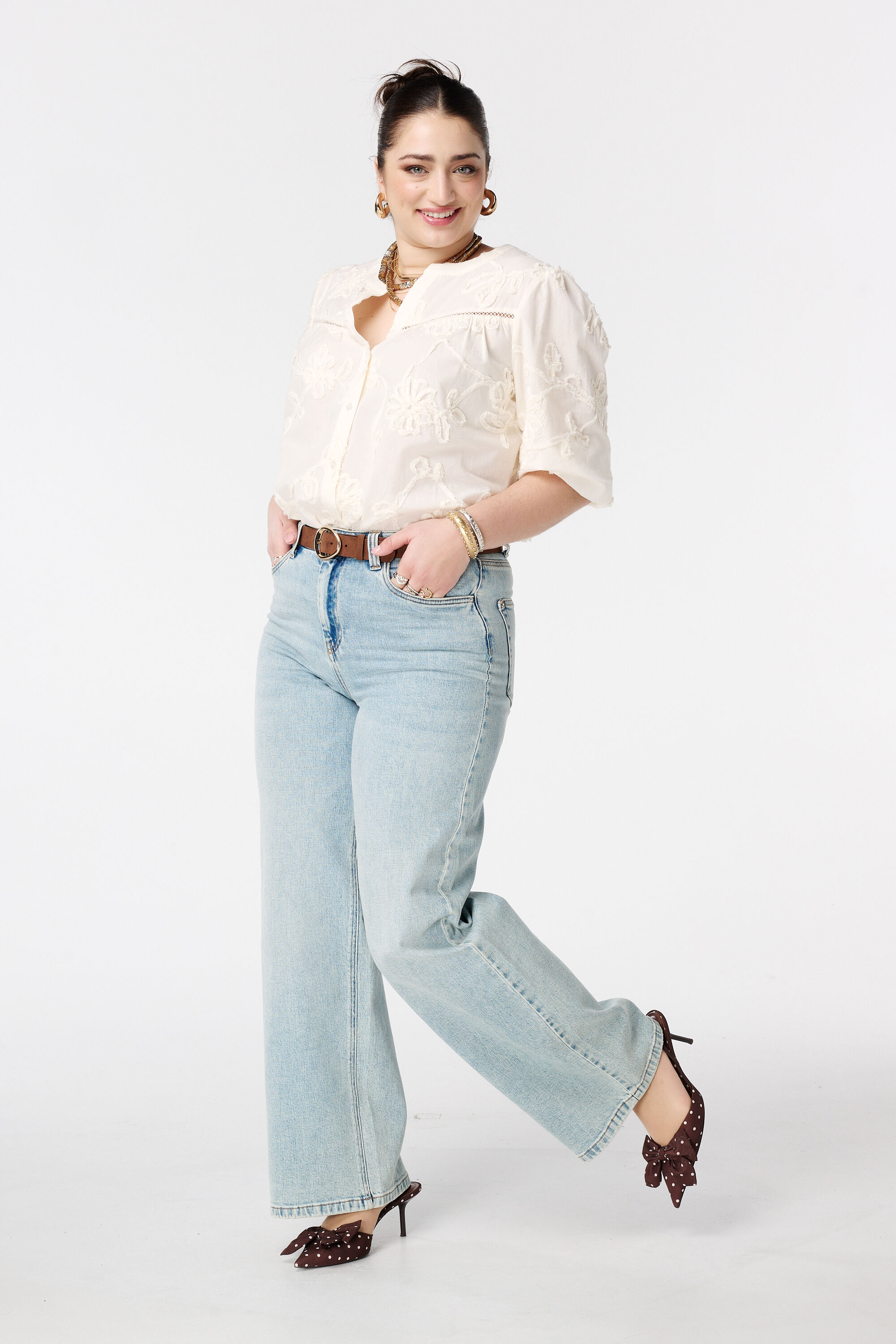 Blouse avec fleurs brod&eacute;es image number 5