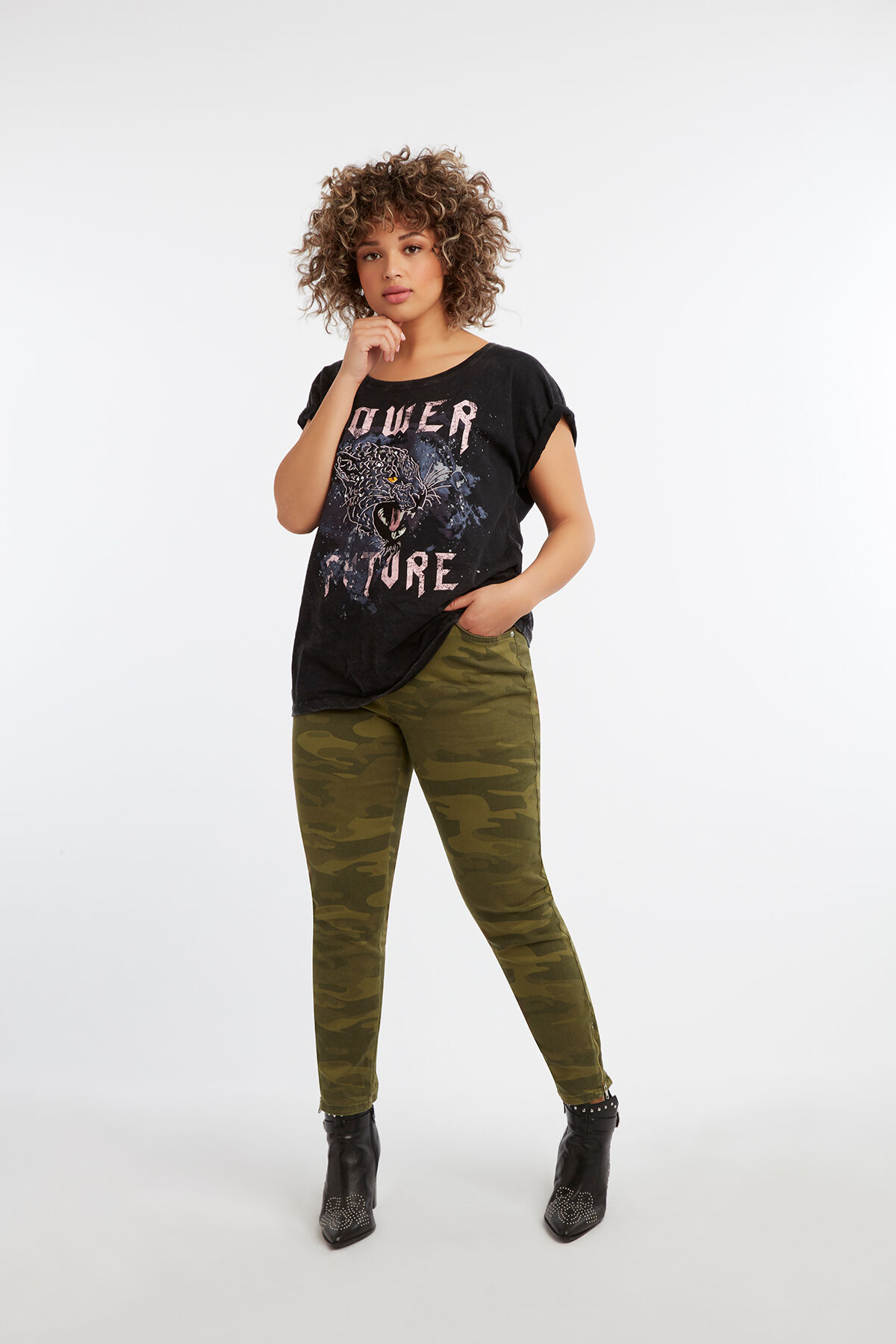 T-shirt imprim&eacute; avec manches &agrave; paillettes image number 3