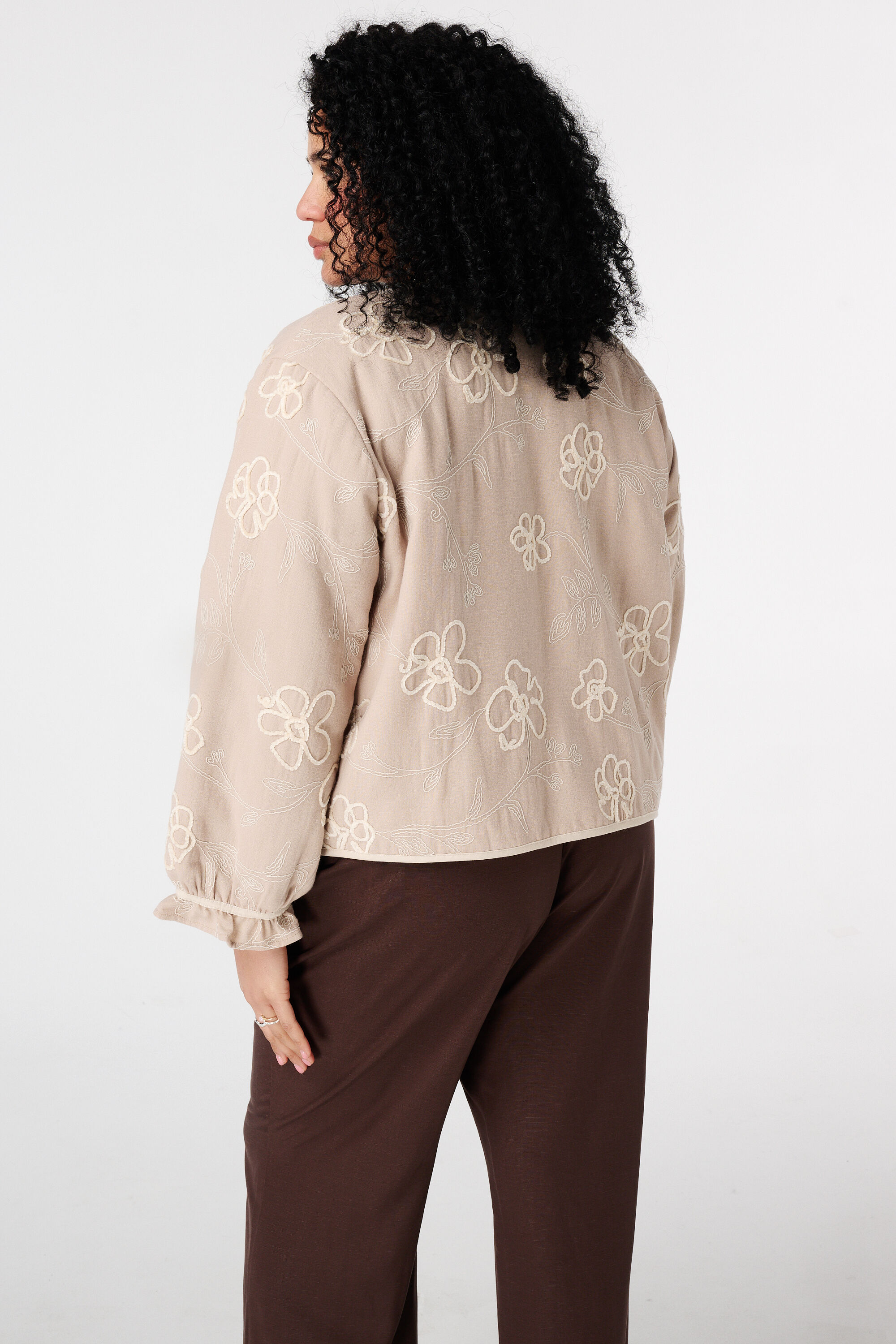 Veste avec fleurs brod&eacute;es image number 3