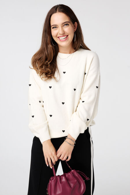 Pull finement tricoté avec des cœurs brodés Pull finement tricoté avec des cœurs brodés