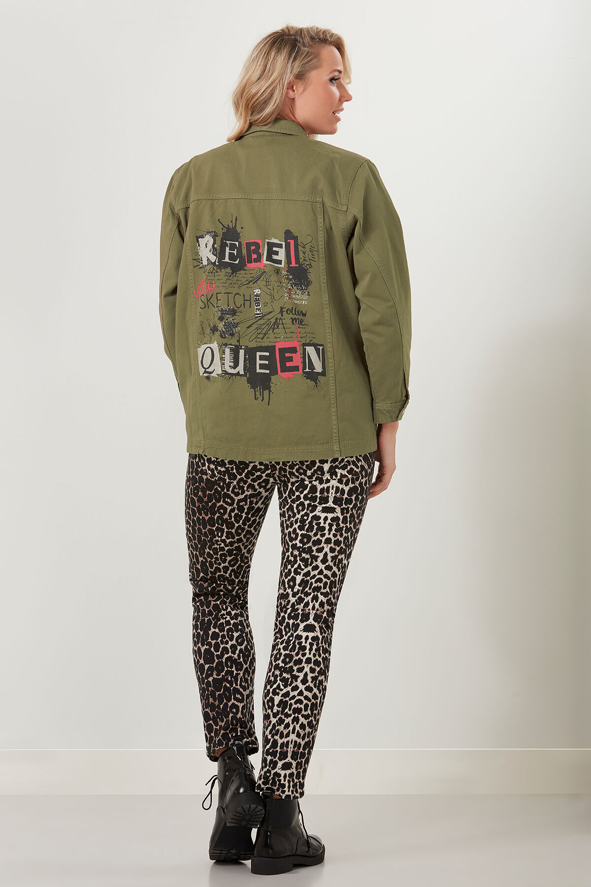 Veste avec appliqu&eacute;s et inscription image number 3