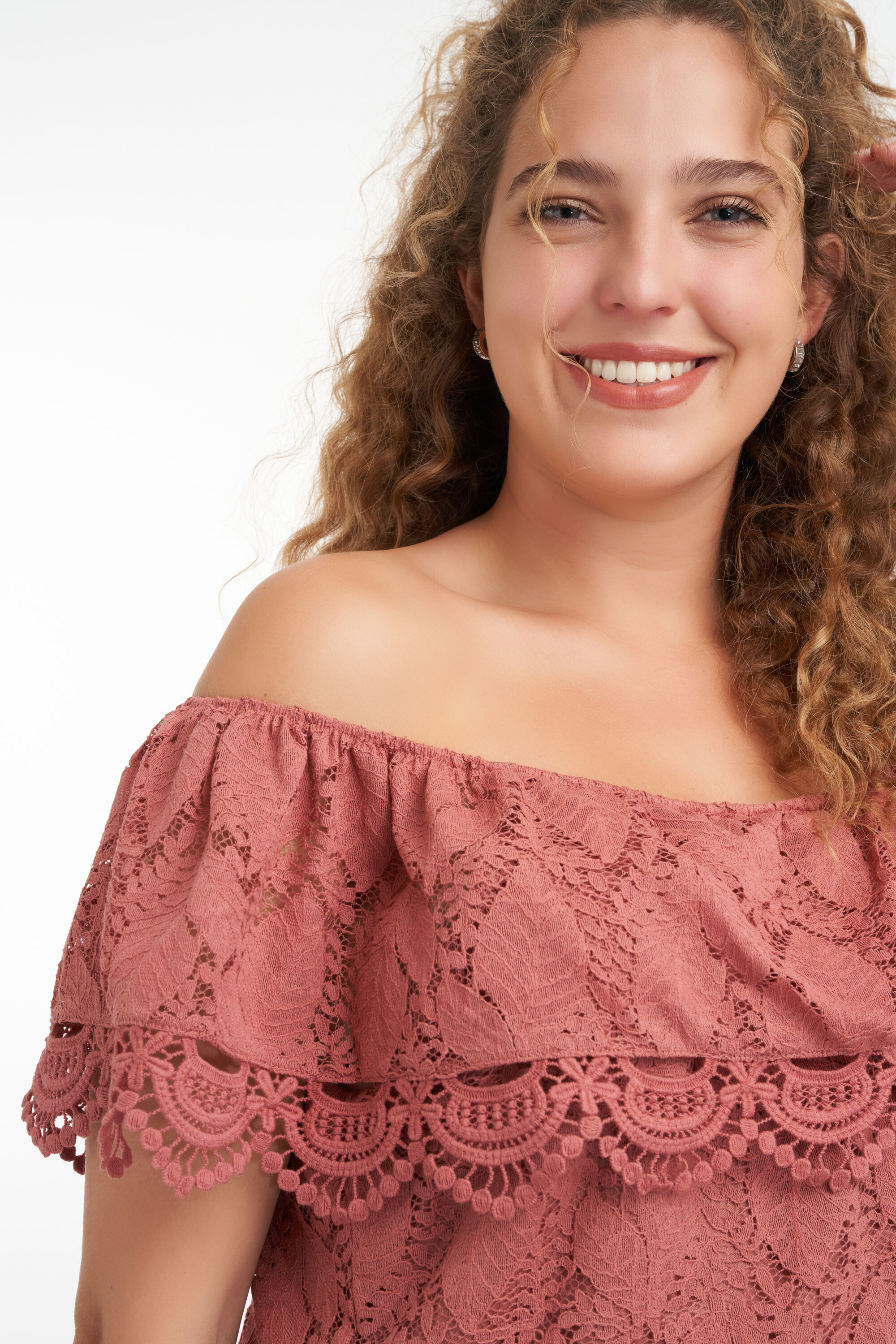 Haut en dentelle &agrave; &eacute;paules d&eacute;nud&eacute;es image number 4