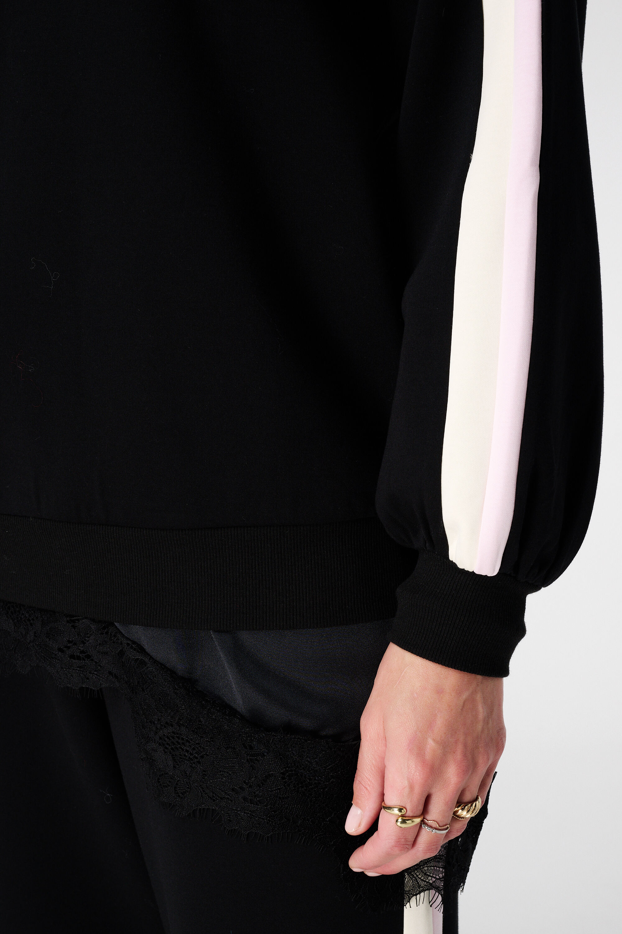 Pull avec manches ballon et rayures sportives image number 6