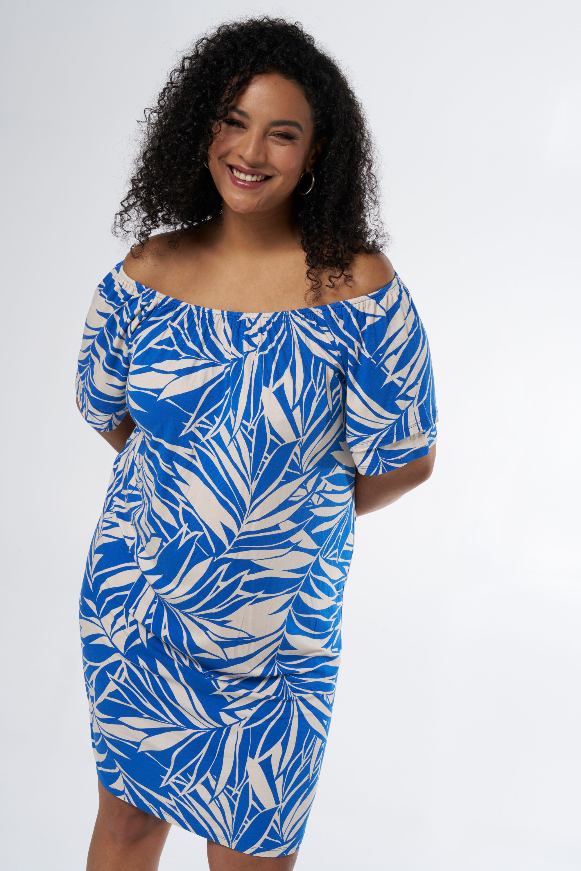 Robe &agrave; &eacute;paules ajour&eacute;es image number 5