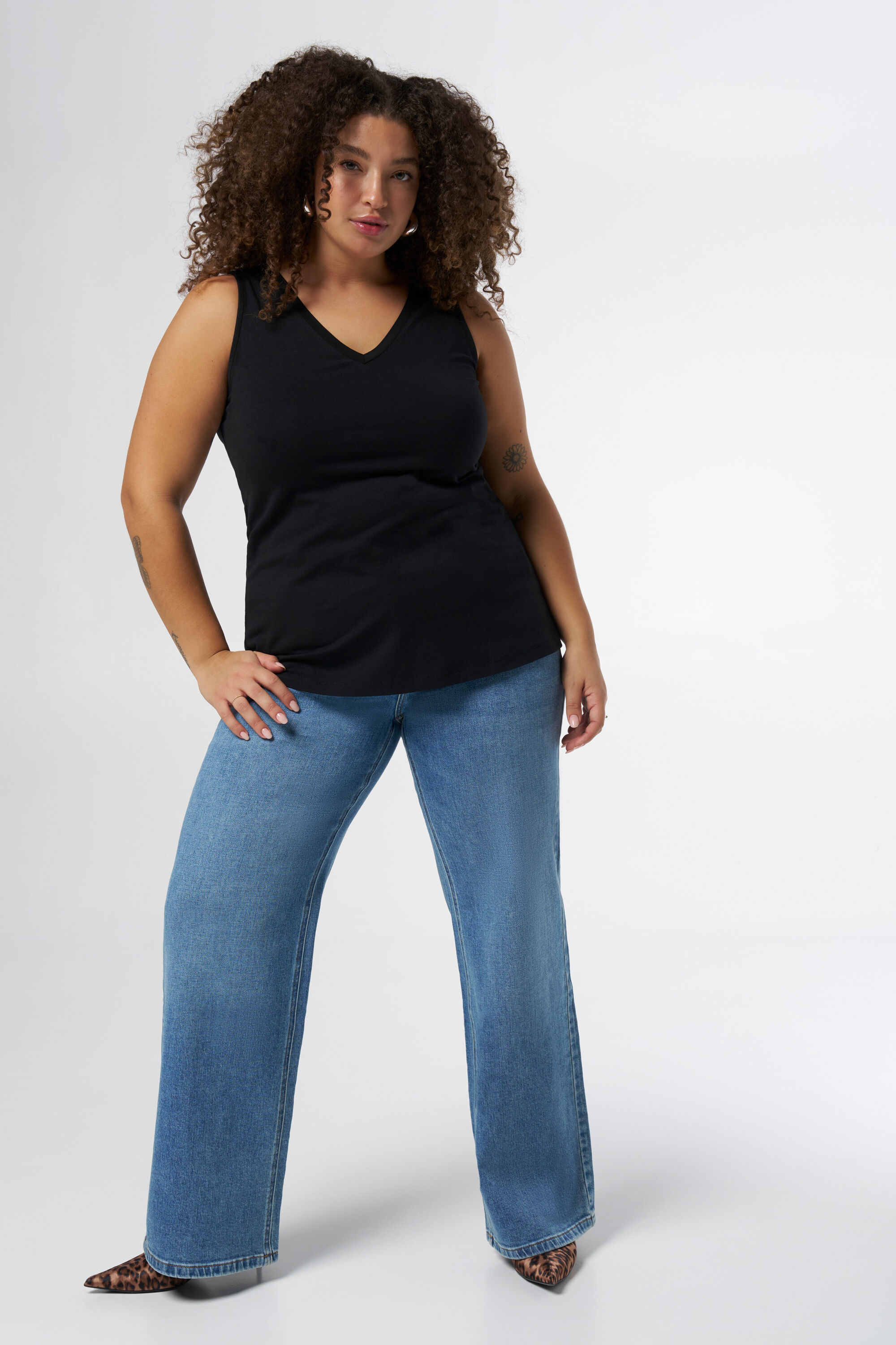 Haut sans manches avec col en V image number 5