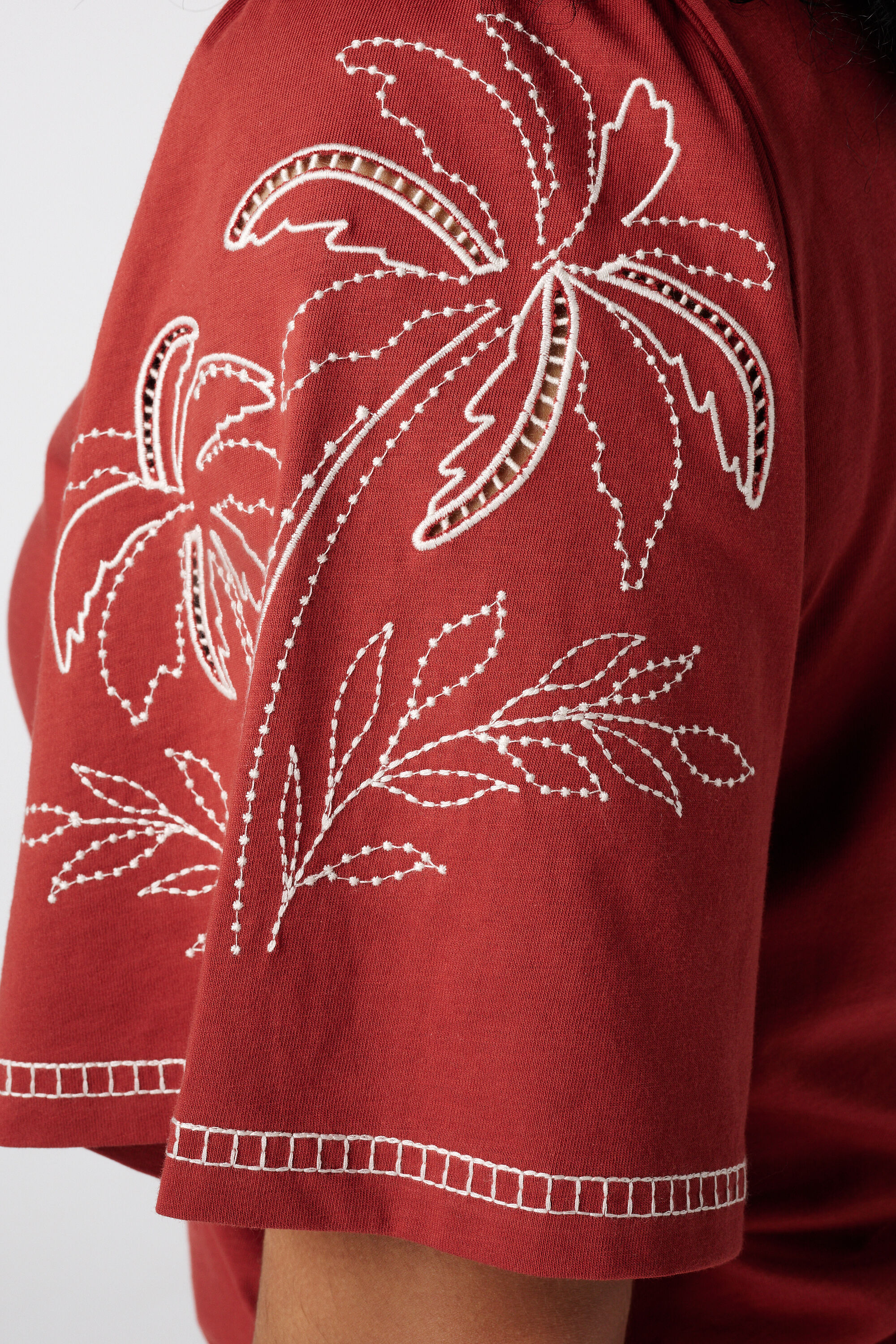 T-shirt avec broderie image number 6