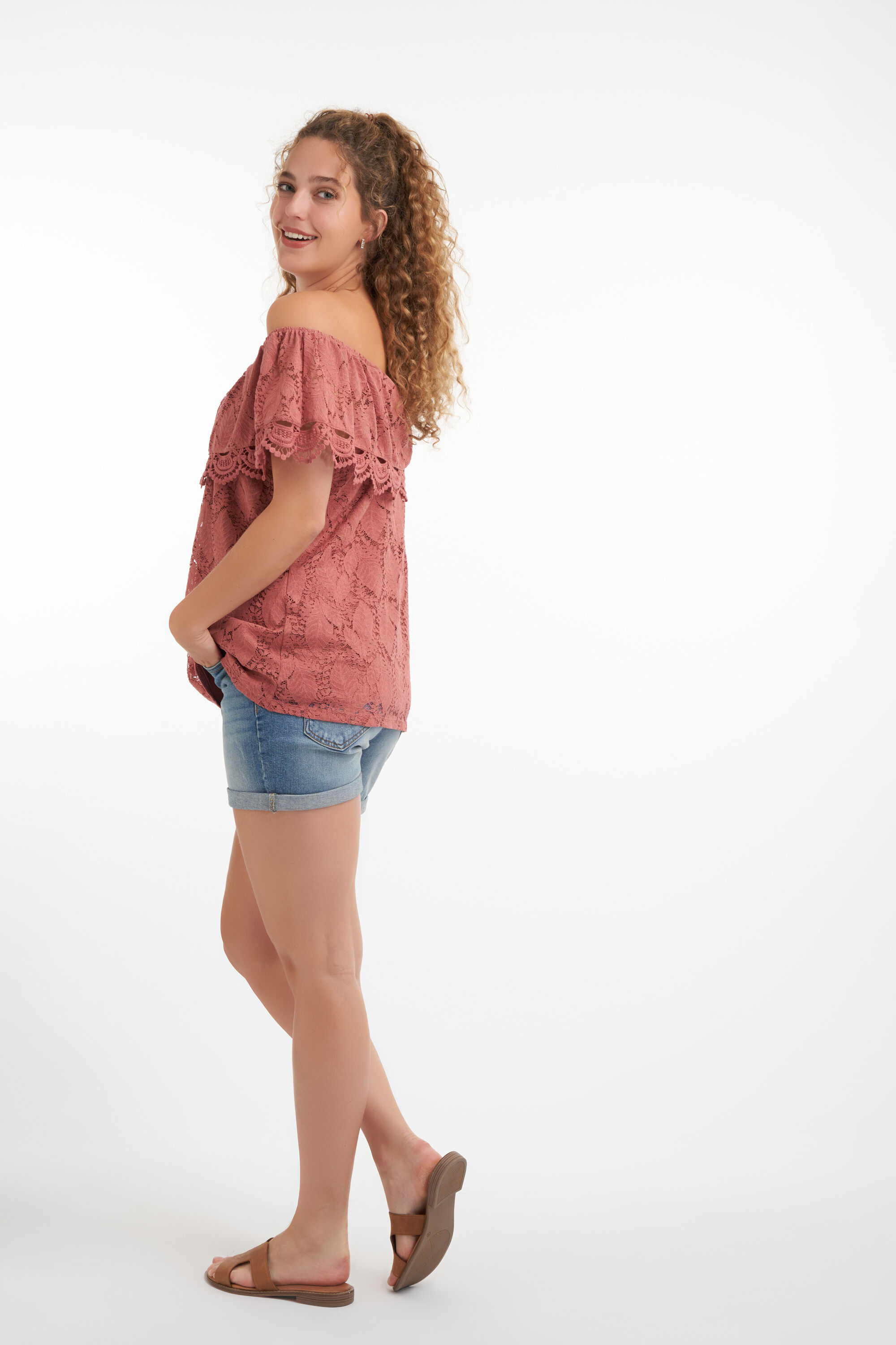 Haut en dentelle &agrave; &eacute;paules d&eacute;nud&eacute;es image number 5