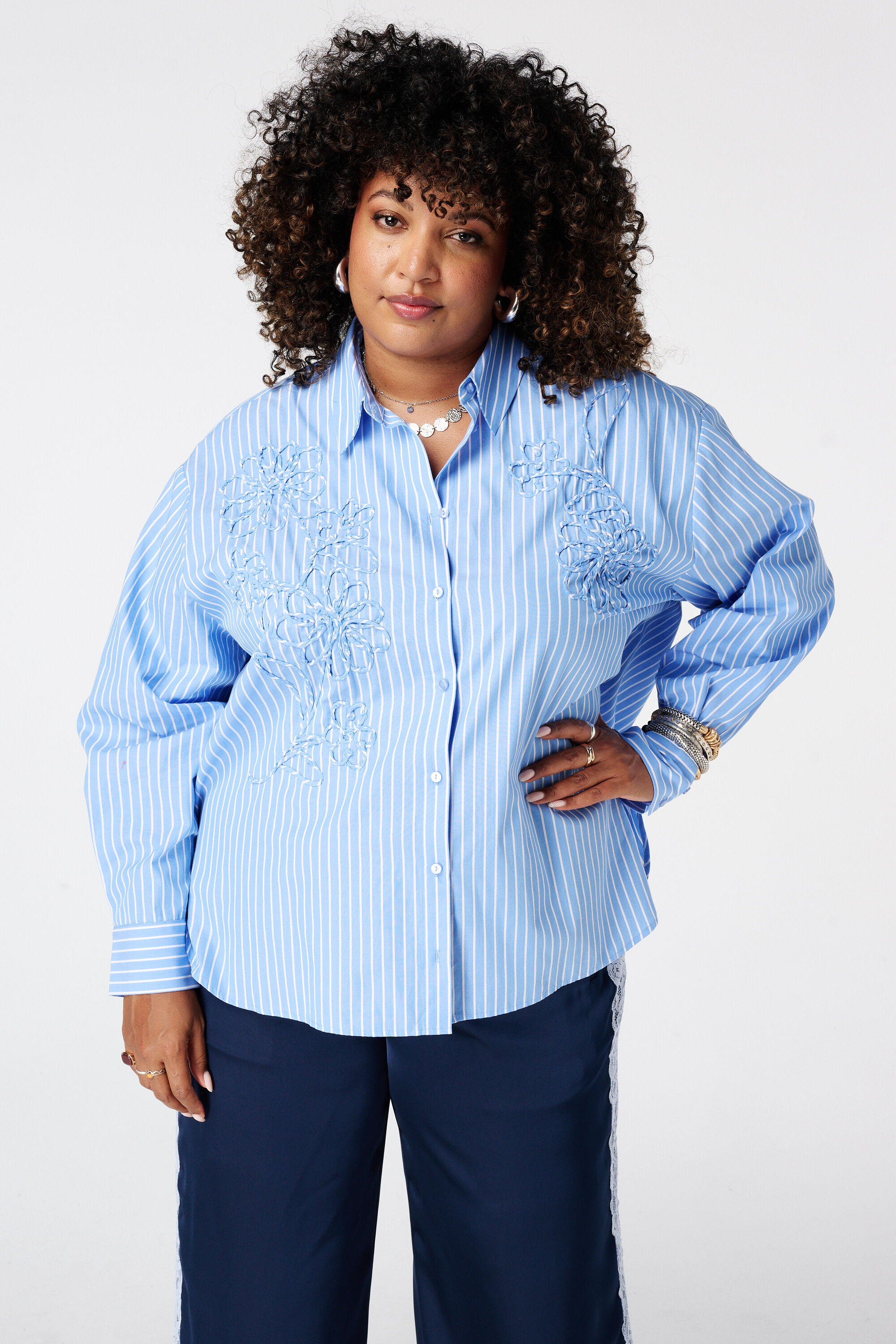 Blouse ray&eacute;e avec broderie
