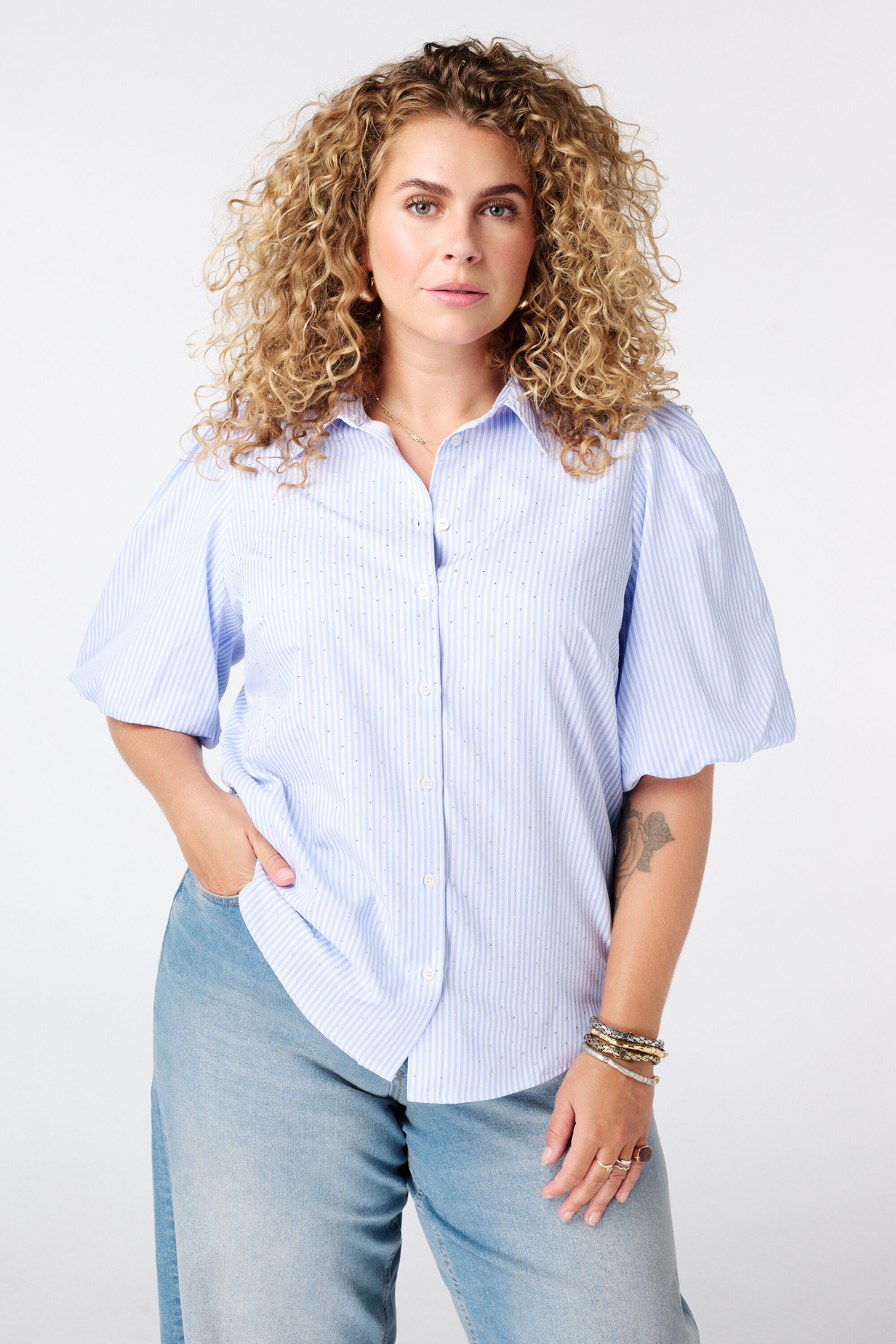 Blouse ray&eacute;e avec strass