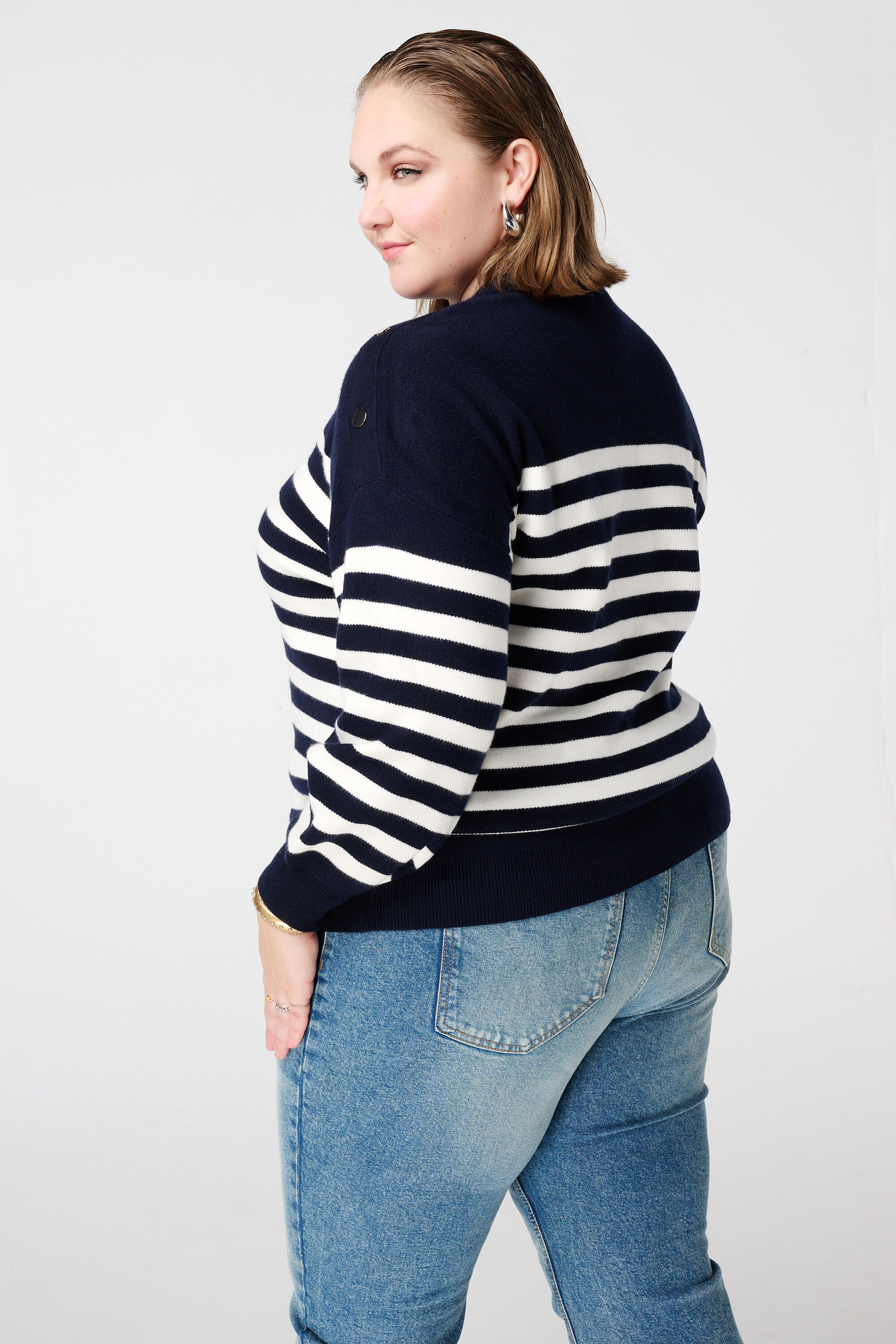 Pull ray&eacute; avec d&eacute;tails de boutons image number 3