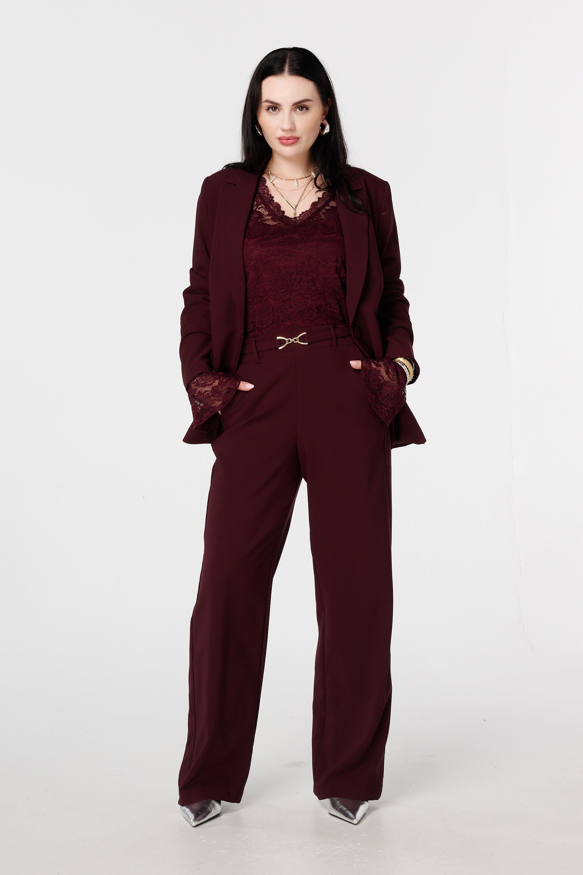 Pantalon avec boucle dor&eacute;e