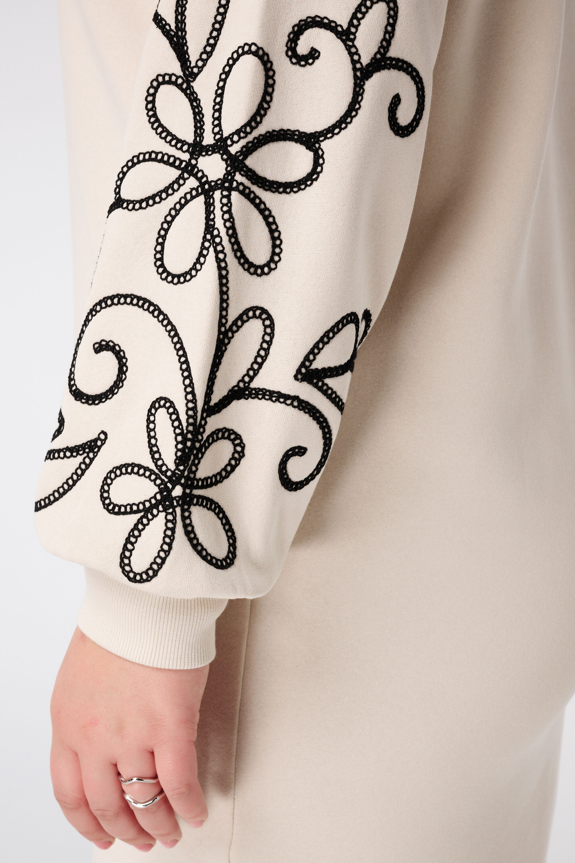 Robe sweat avec d&eacute;tails brod&eacute;s image number 6