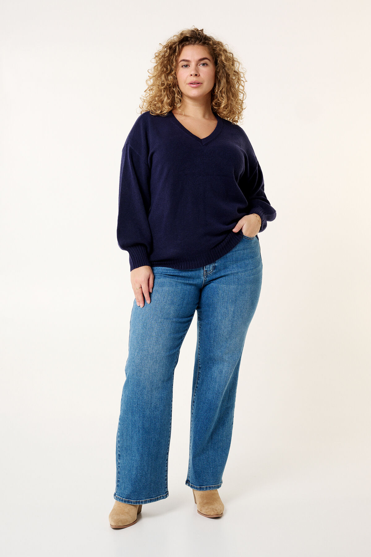 Pull &agrave; col en V en maille fine image number 5