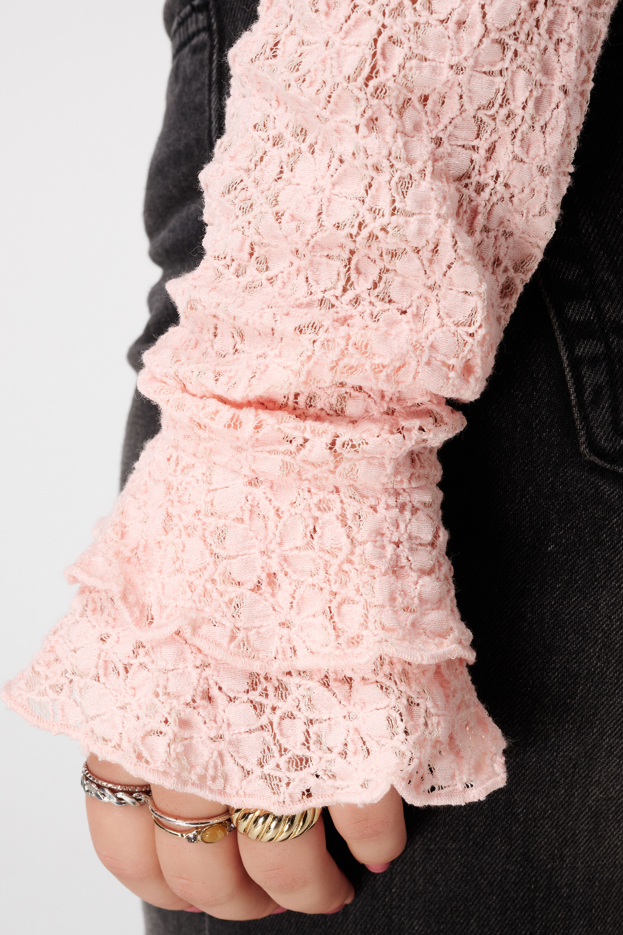 Top en dentelle avec manches &eacute;vas&eacute;es image number 6