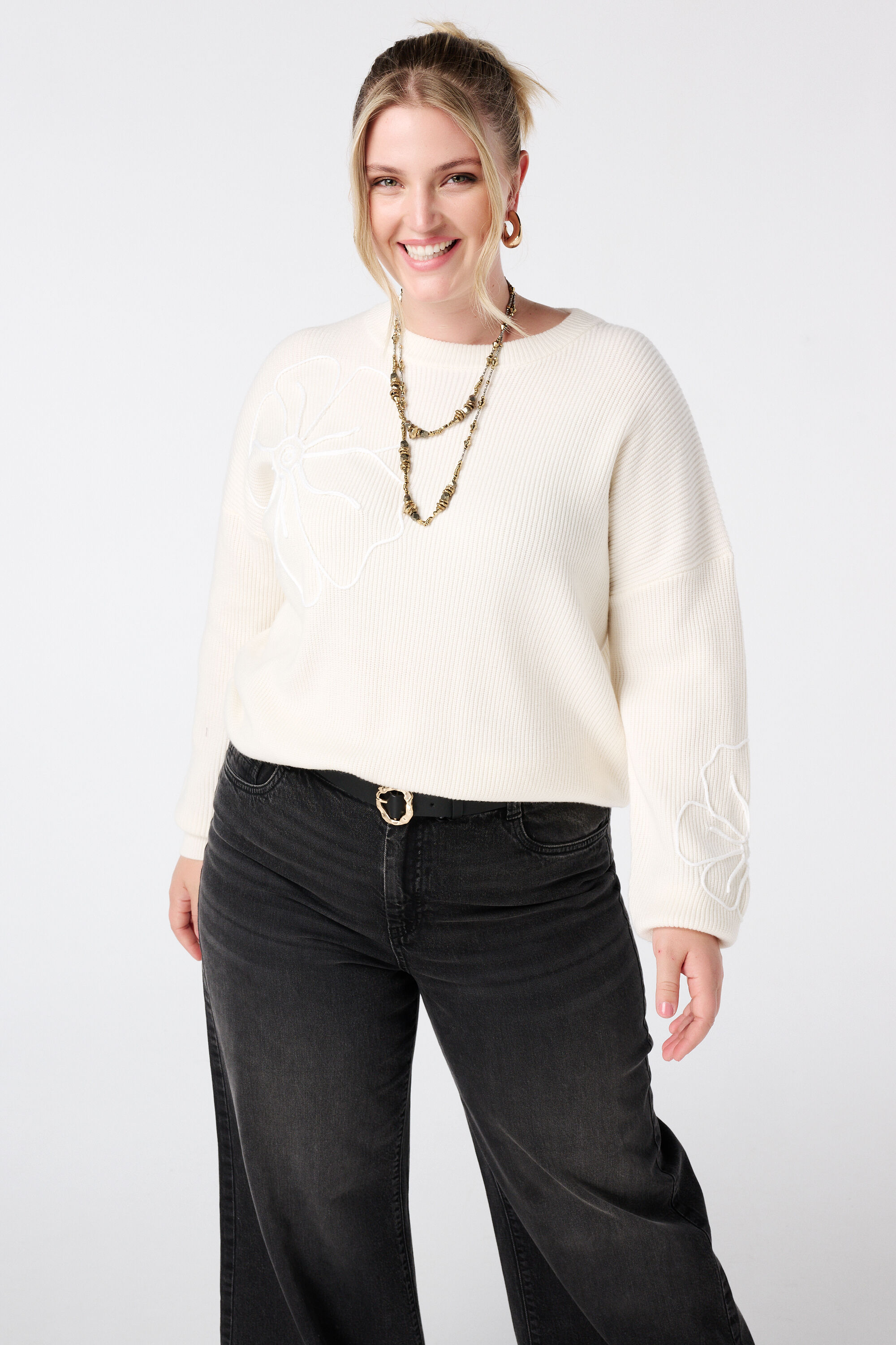 Pull avec fleurs brod&eacute;es