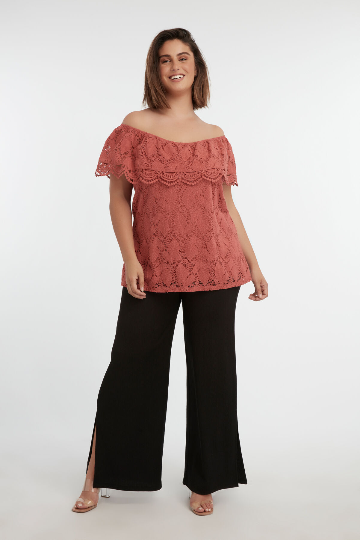 Haut en dentelle &agrave; &eacute;paules d&eacute;nud&eacute;es image number 5