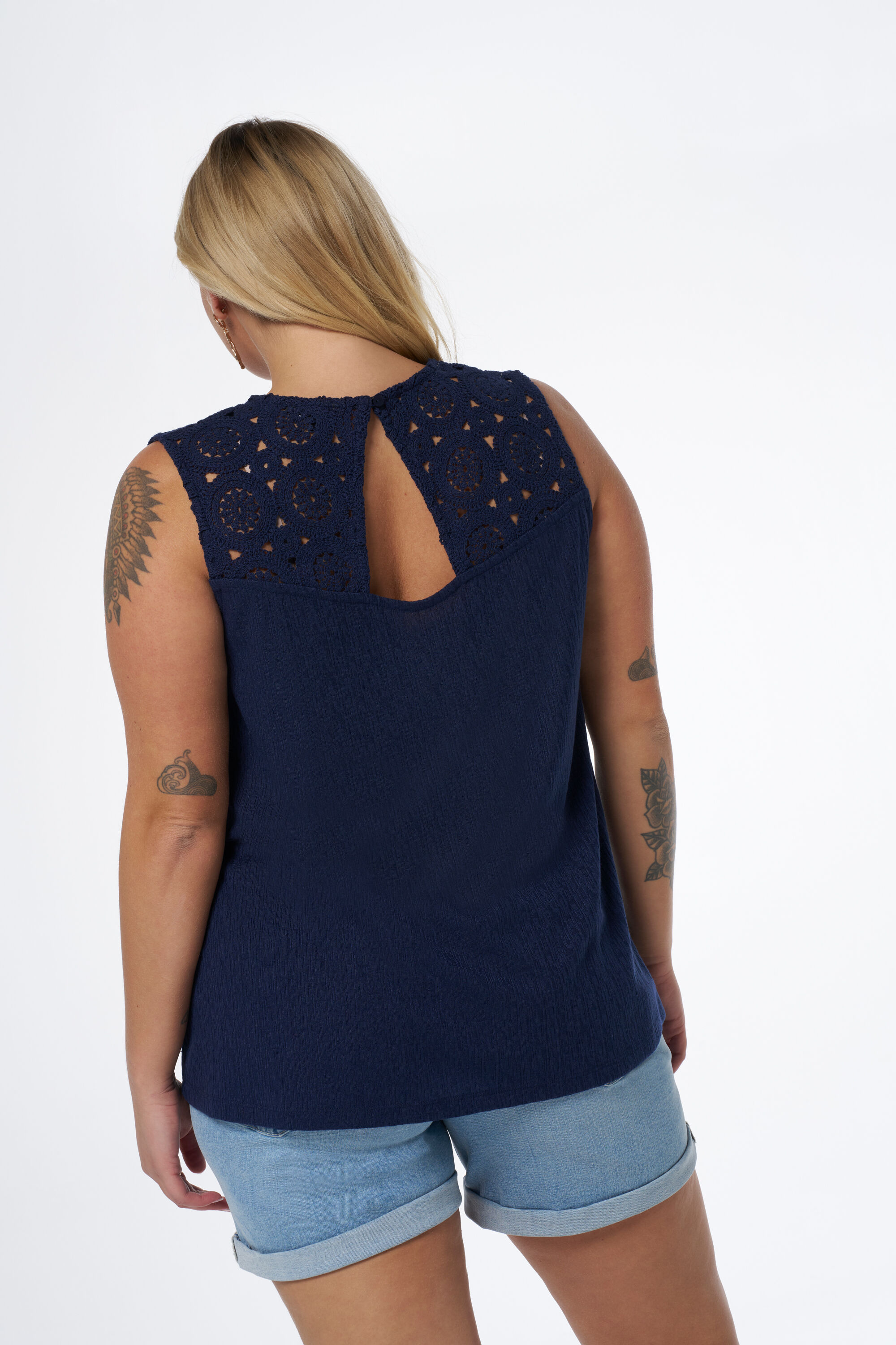 Haut avec d&eacute;tails en crochet  image number 3