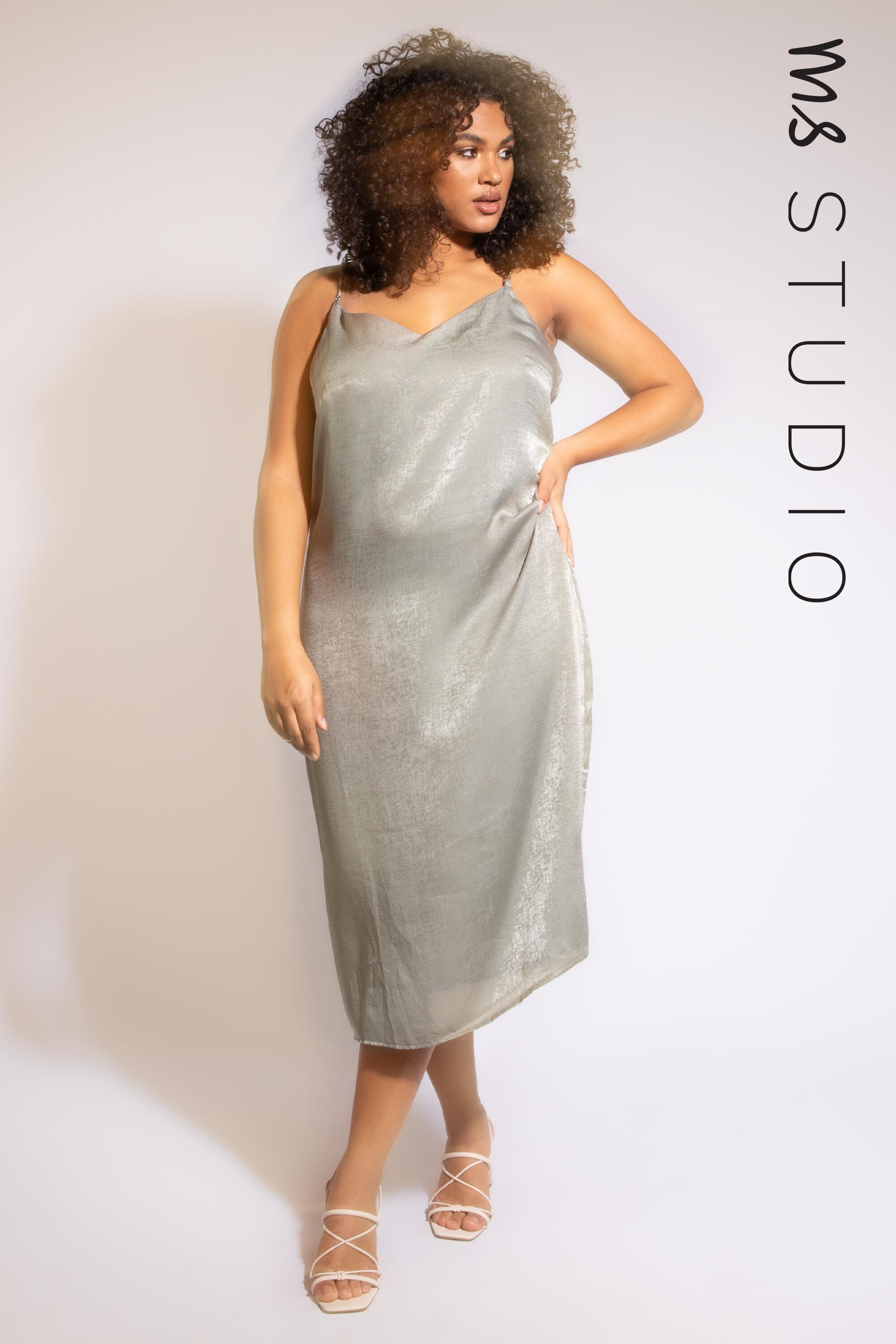 Femme en robe sales moulante