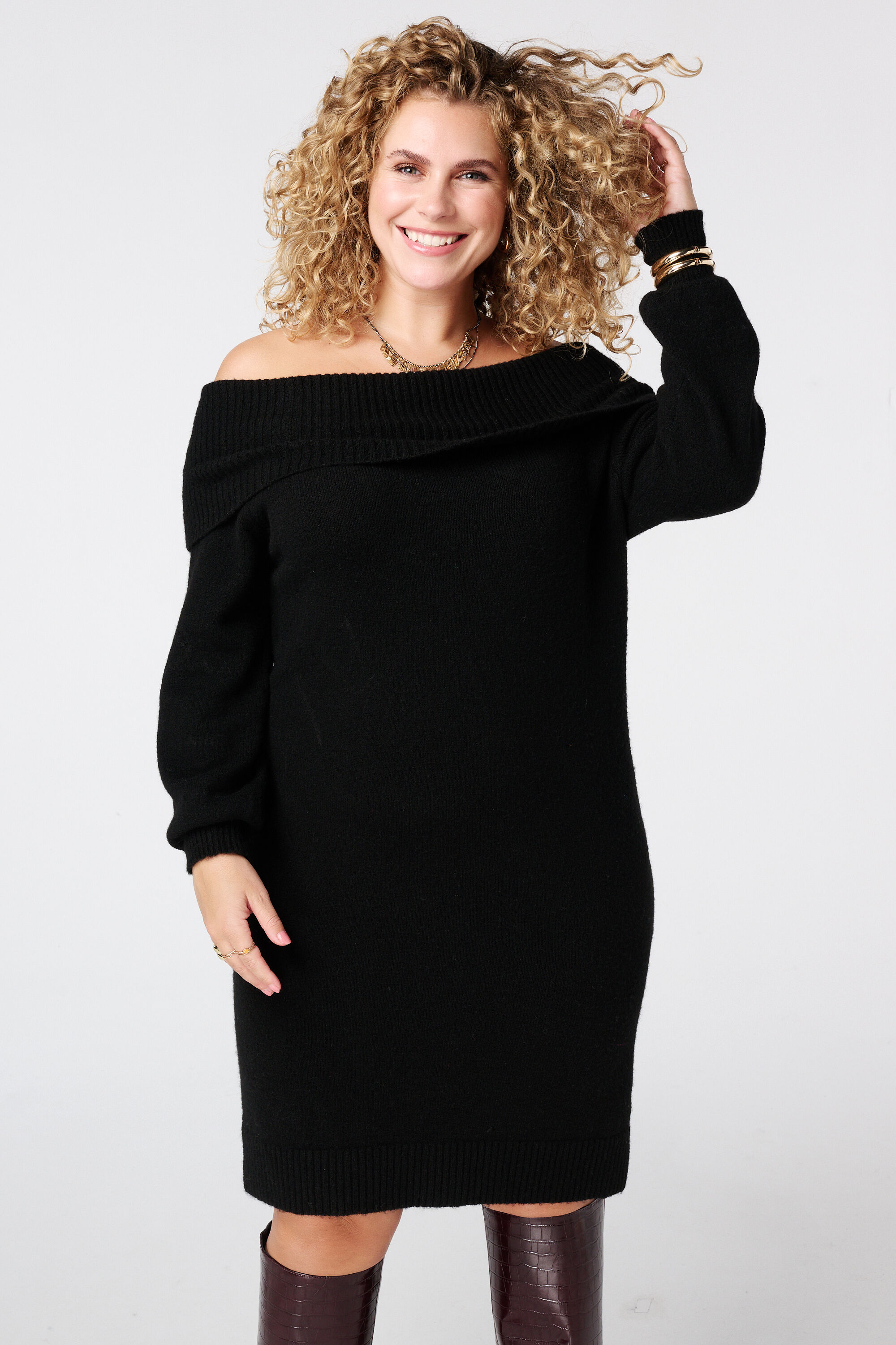 Robe tricot&eacute;e &agrave; &eacute;paules d&eacute;nud&eacute;es